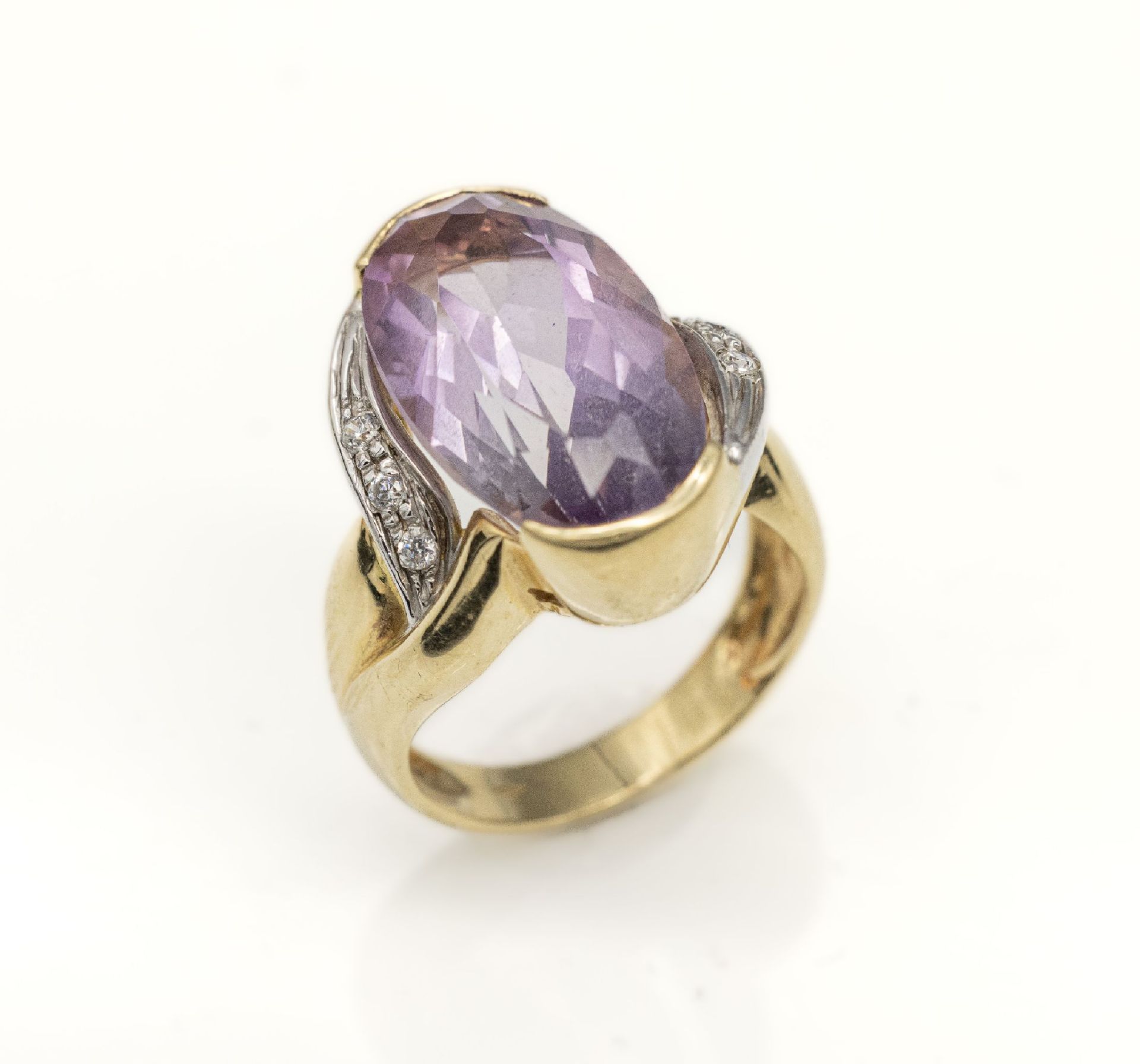 14 kt Gold Amethyst-Ring, GG/WG 585/000, ovalfacett.