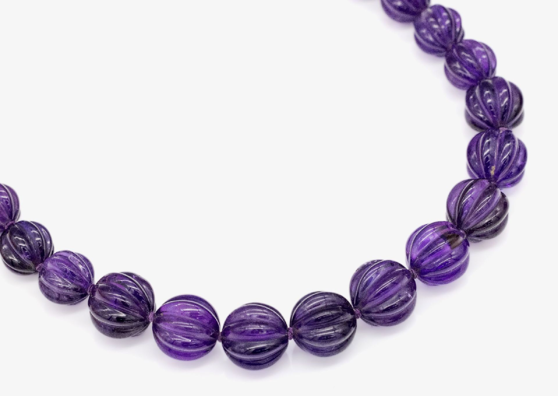 Amethyst-Collier,   im Verlauf angeordnete geschnittene