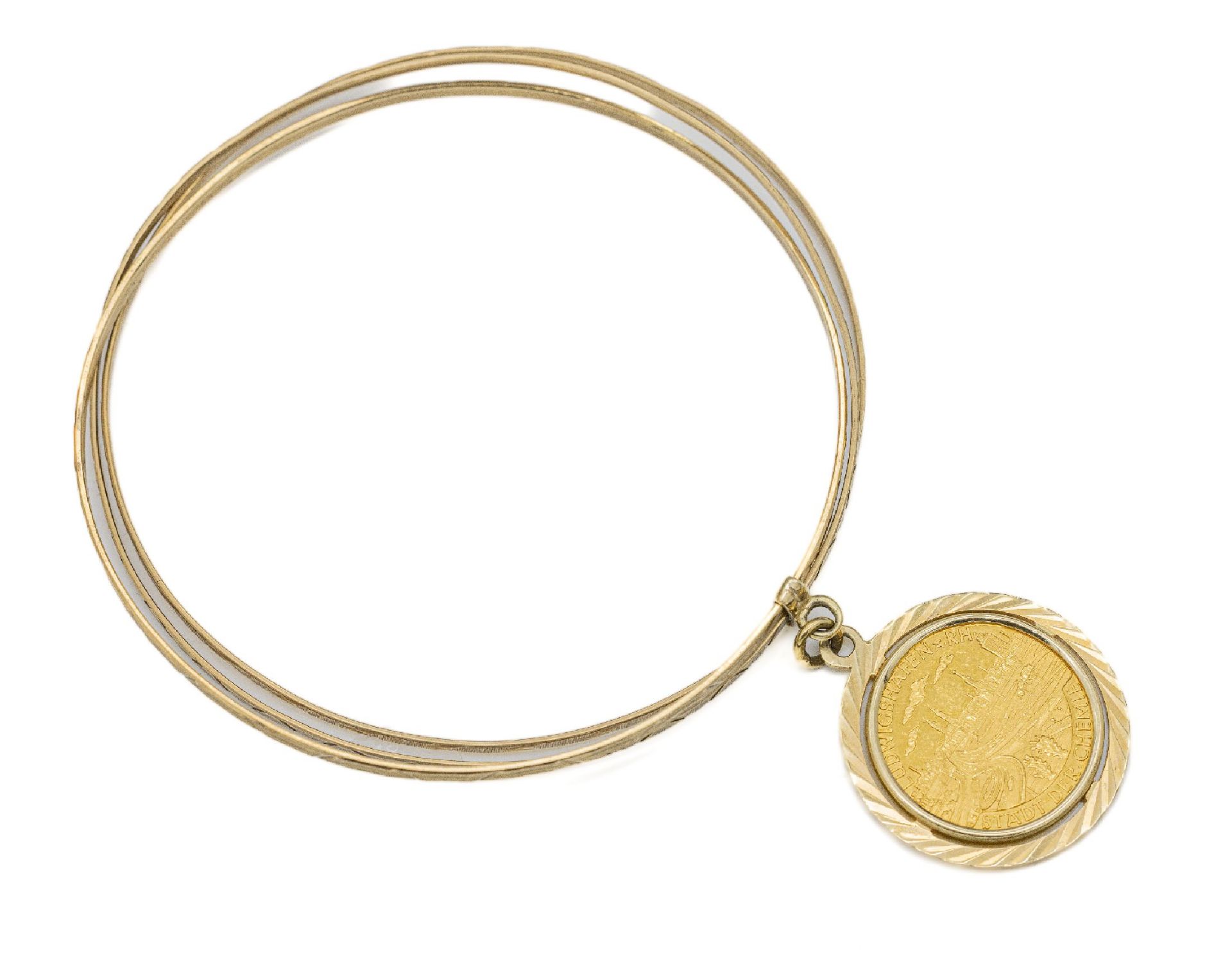 8 kt Gold Armreif mit 14 kt Gold Medaillenanhänger,   GG