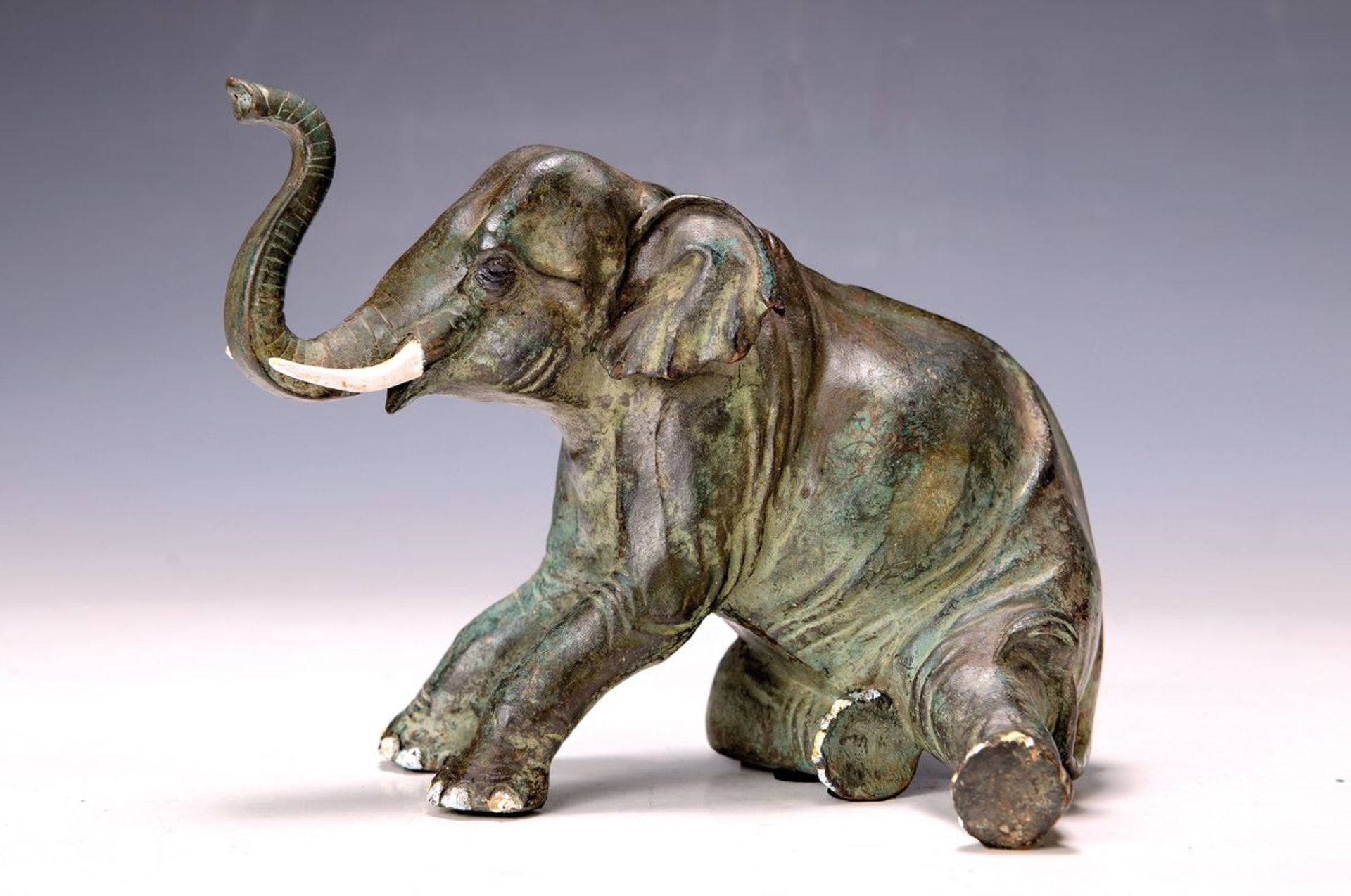 Bronzeskulptur, 2. Hälfte 20. Jh.,  sitzender Elefant,