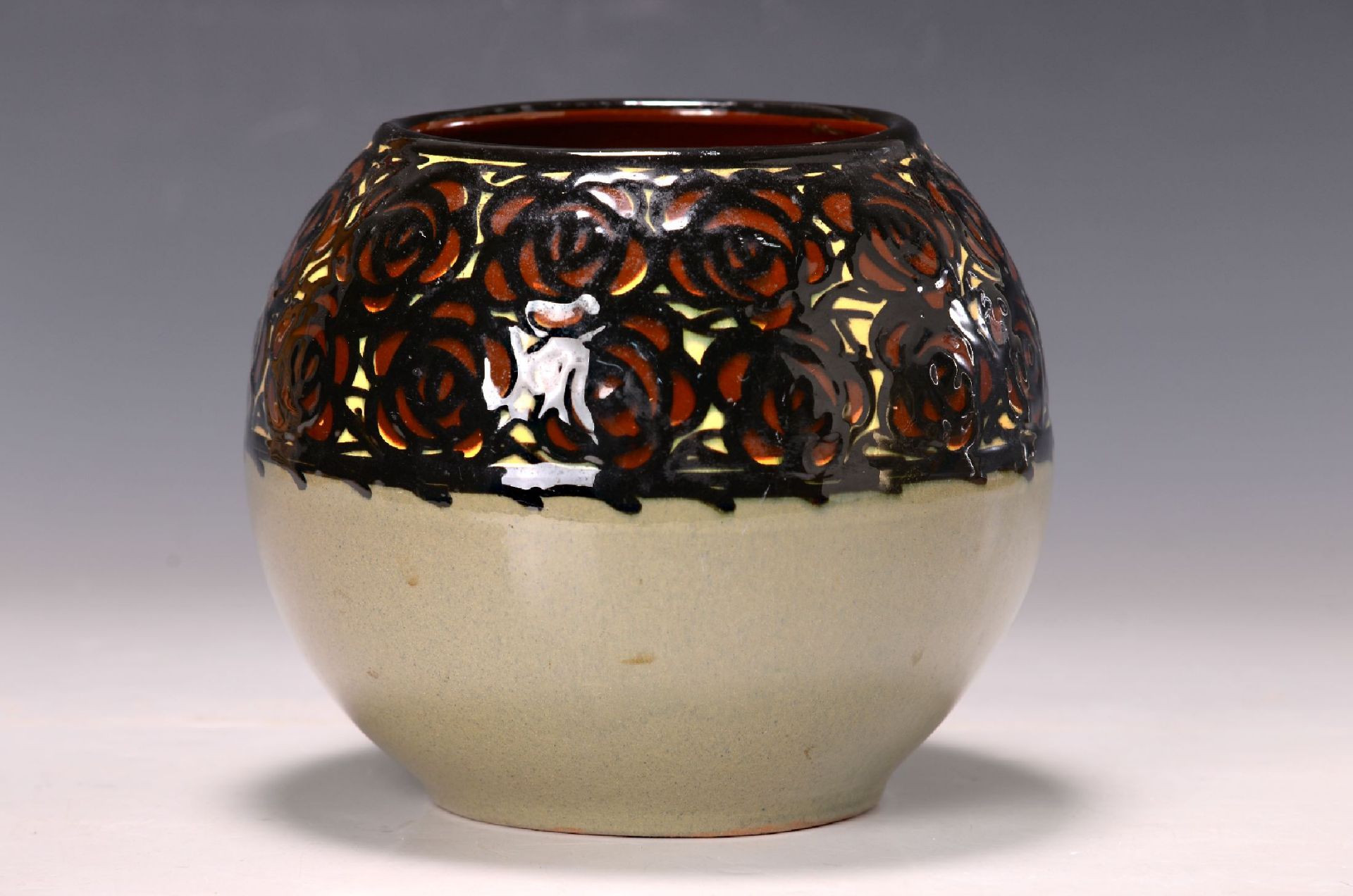 Vase mit Rosendekor, Karlsruher Majolika, um 1910,