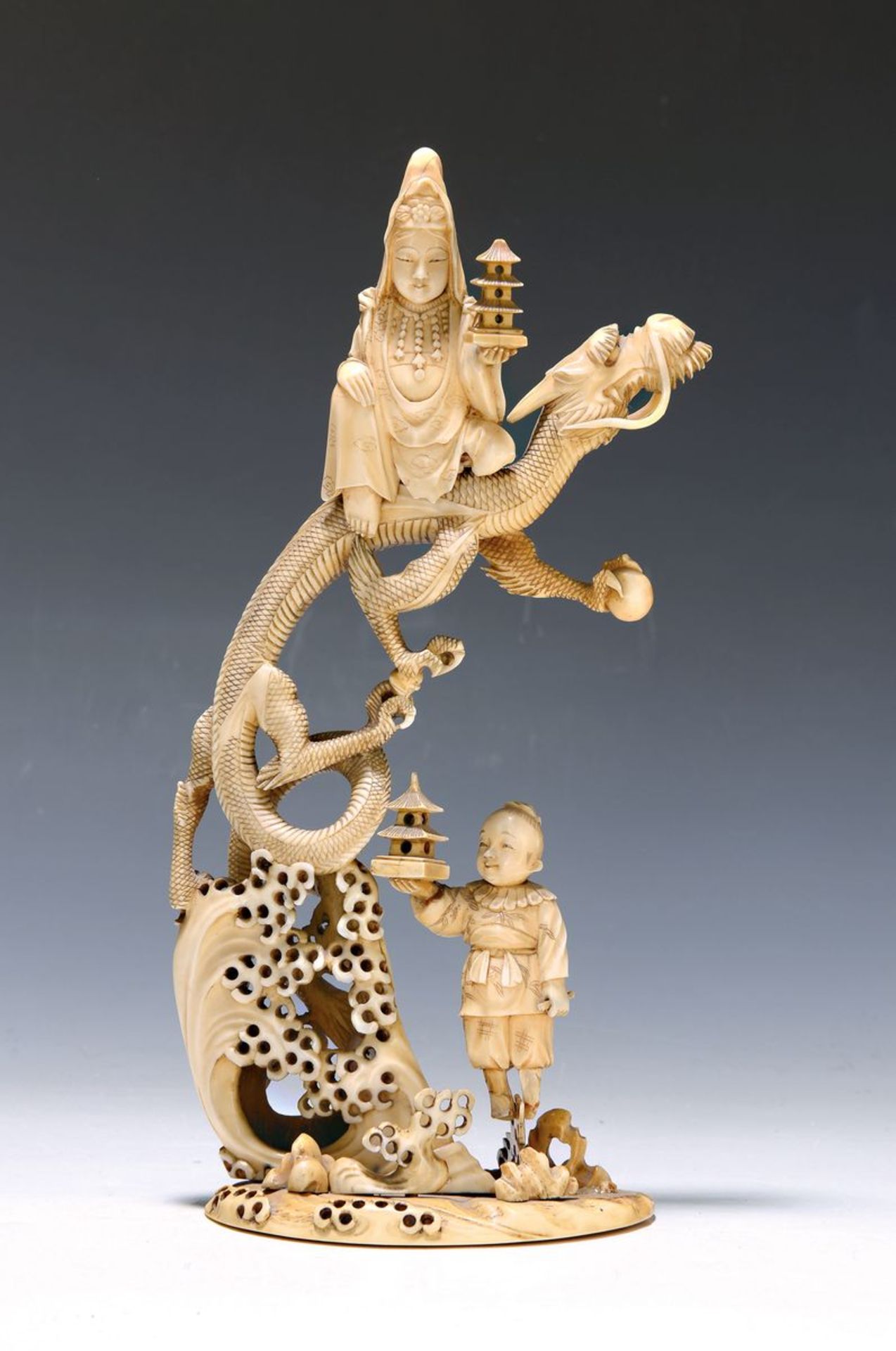 Elfenbeinfigur, China, um 1900, Guanyin auf