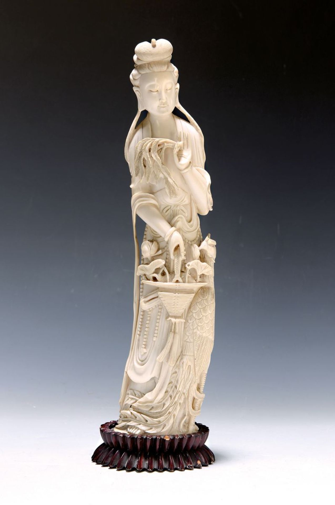 Große Elfenbeinfigur, China, um 1900/10, Guanyin mit Korb