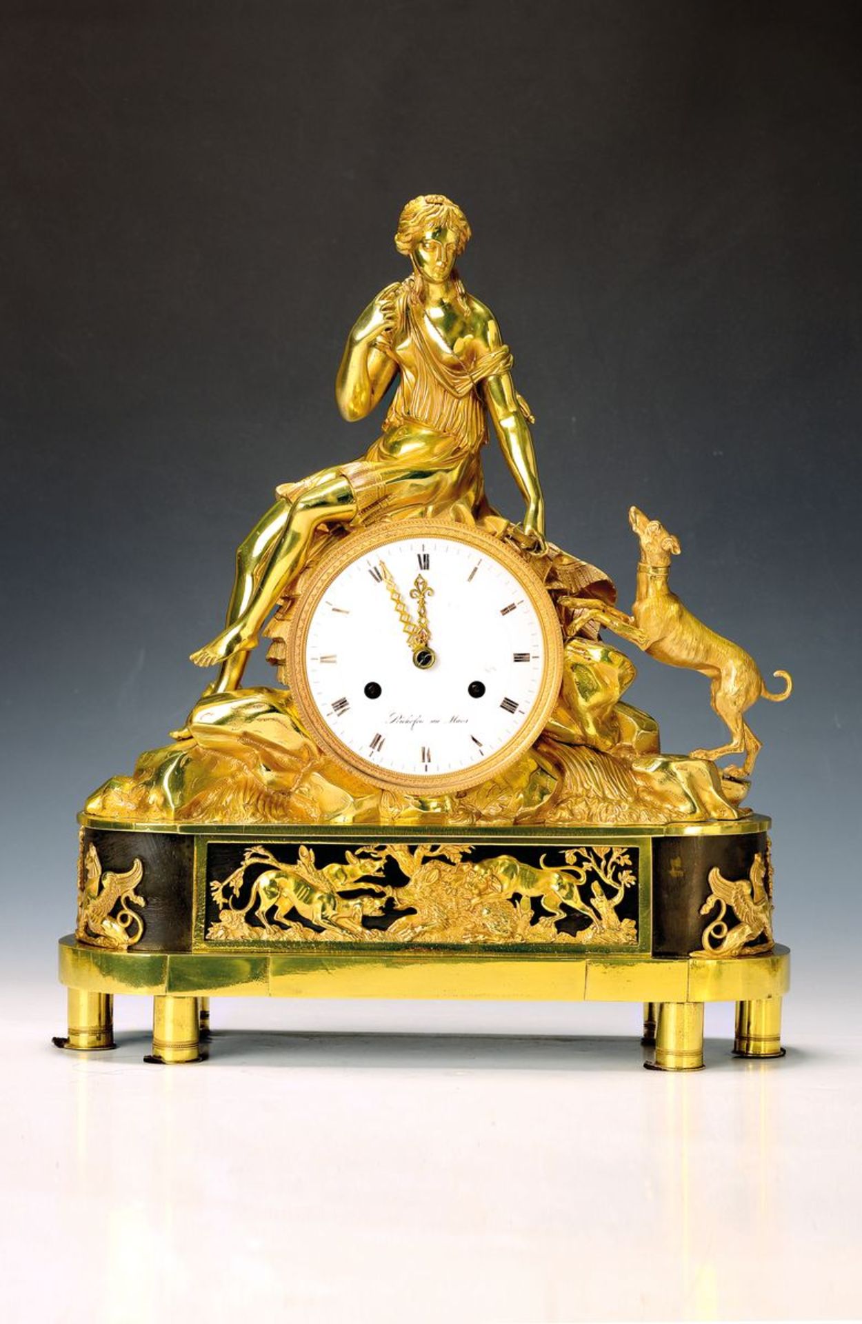 Pendule, Frankreich, um 1800, verziertes Bronzegehäuse,