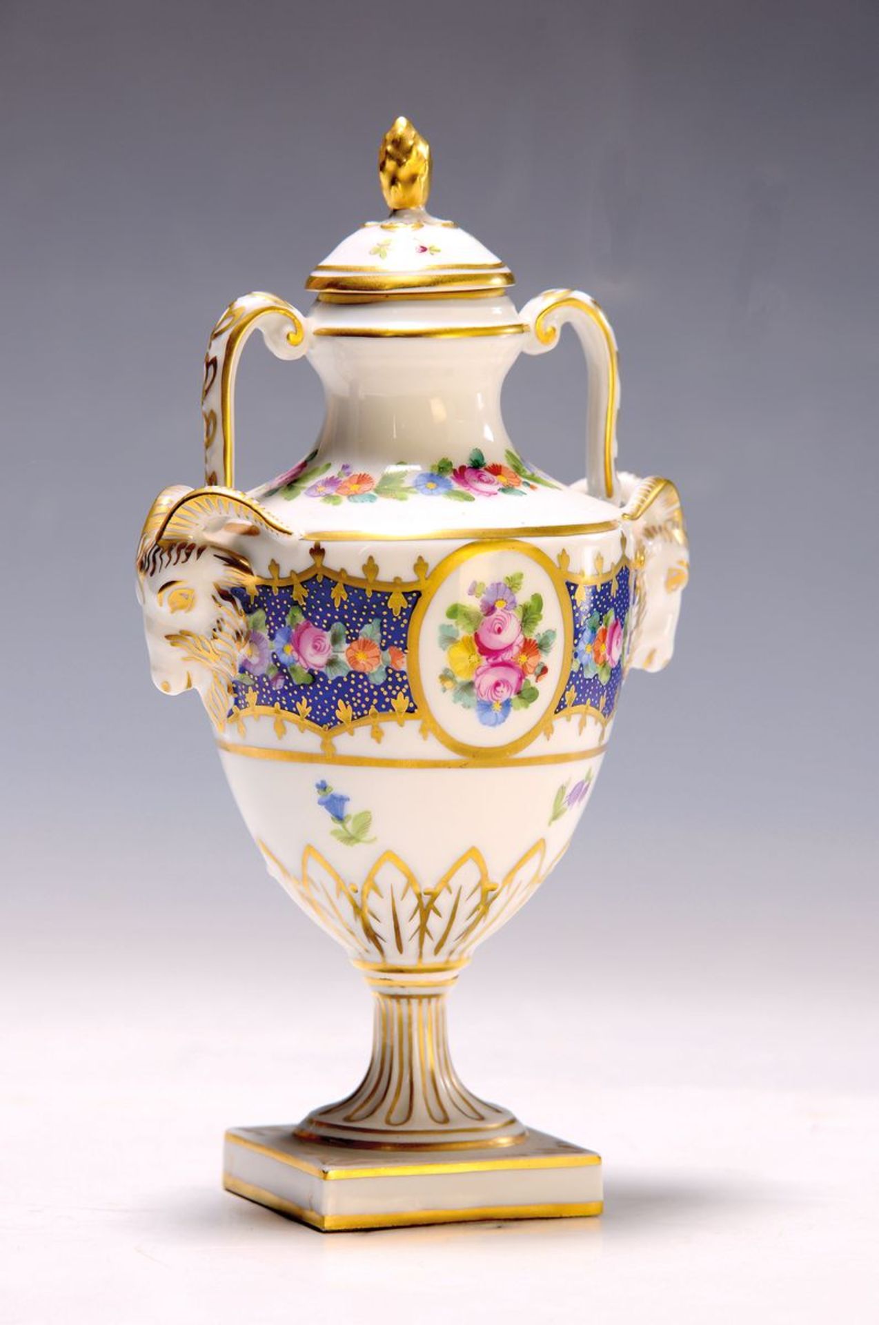 Deckelvase, Dresden, um 1900,  polychromer Blumendekor,