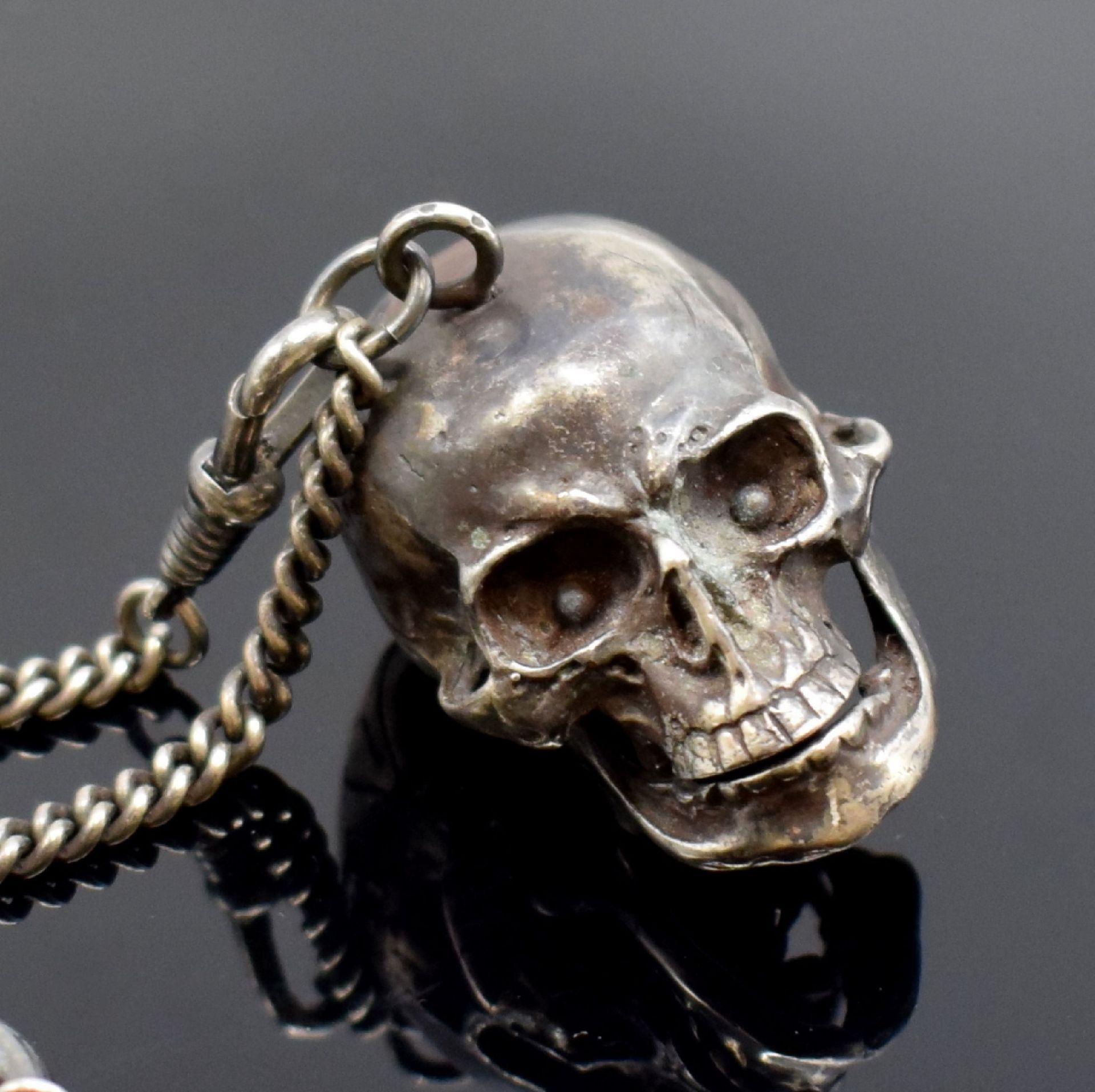 Totenkopfuhr in Silber mit Kette, 2. Hälfte 20 Jhd., - Bild 4 aus 6