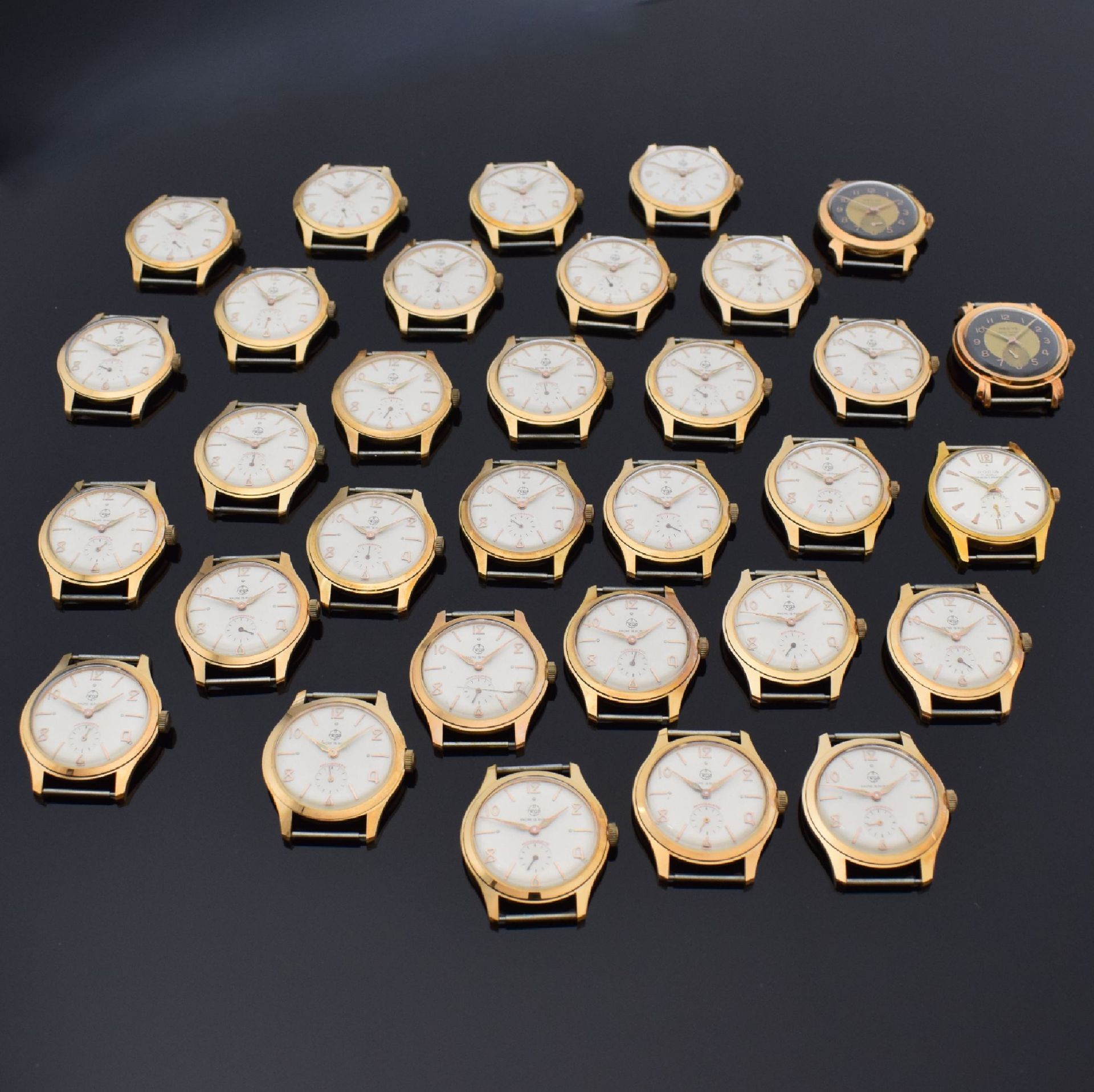 Großes Konvolut: 32 ungetragene Armbanduhren, Frankreich