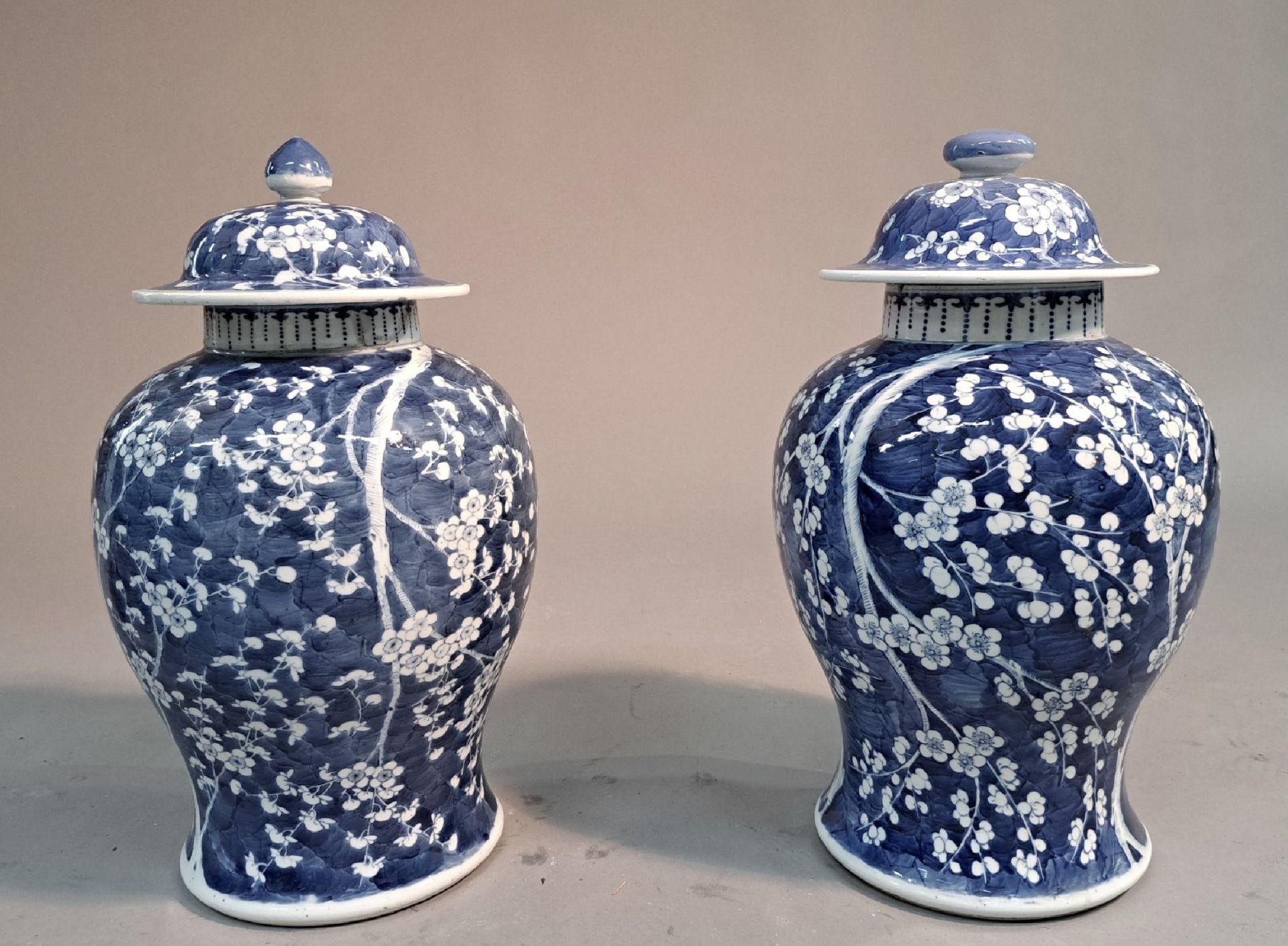 Paar Deckelvasen, China, um 1900/1920,  Porzellan,