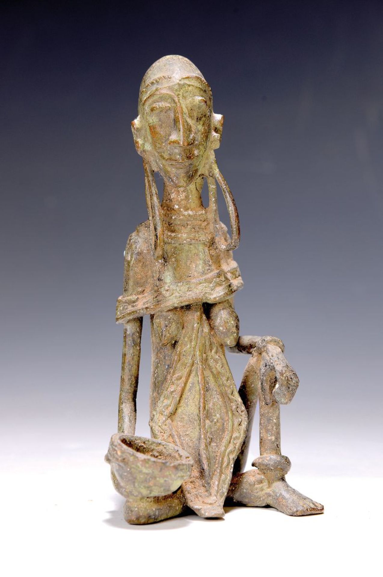 Sitzende weibliche Figur, Dogon/Mali, 2.H. 20.Jh.,