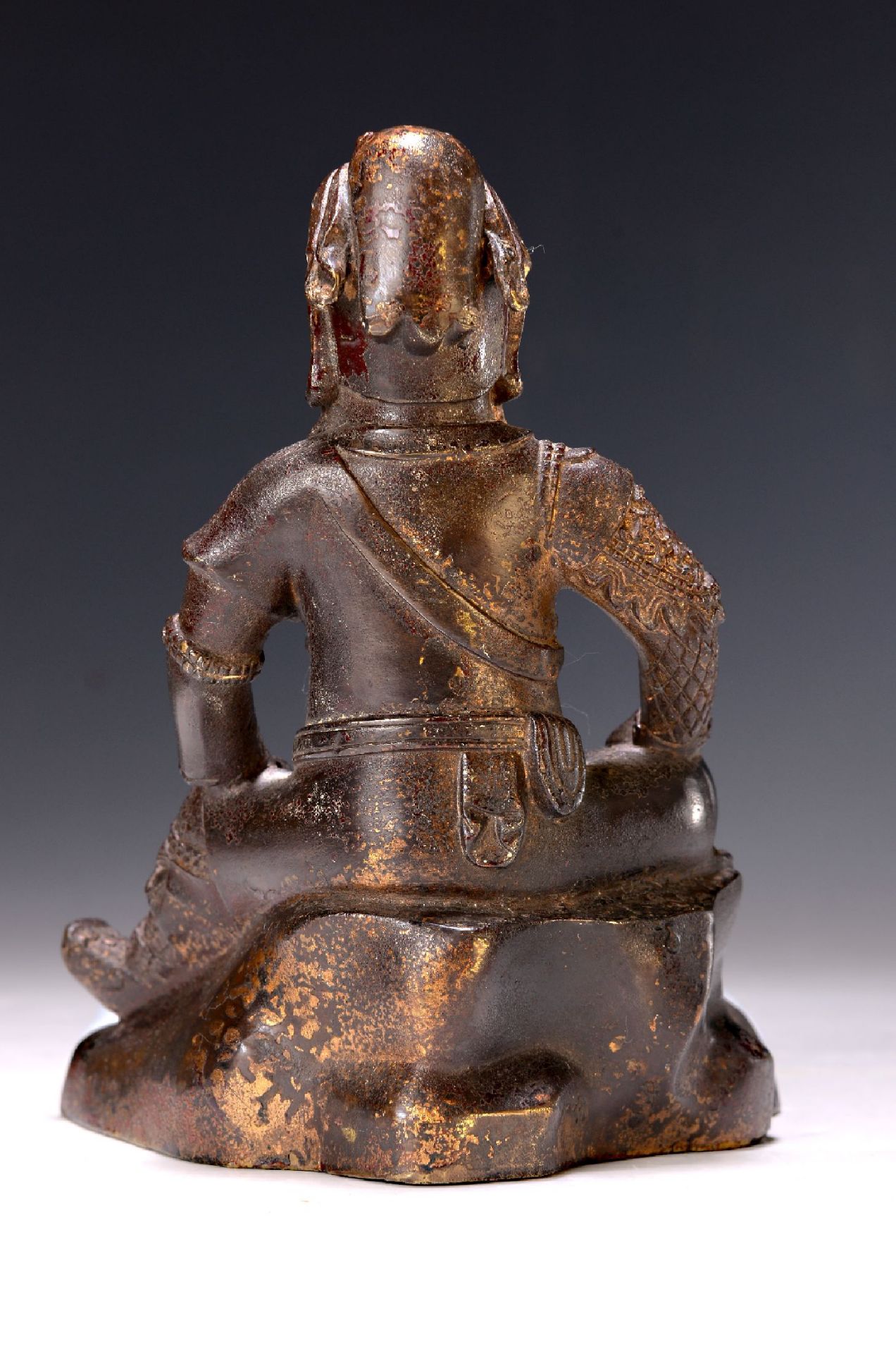 Ausdrucksstarke Wächterfigur, China, 17./18. Jh.,  Bronze, - Bild 2 aus 2