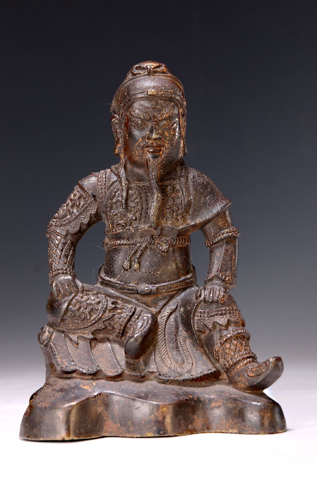 Ausdrucksstarke Wächterfigur, China, 17./18. Jh., Bronze,