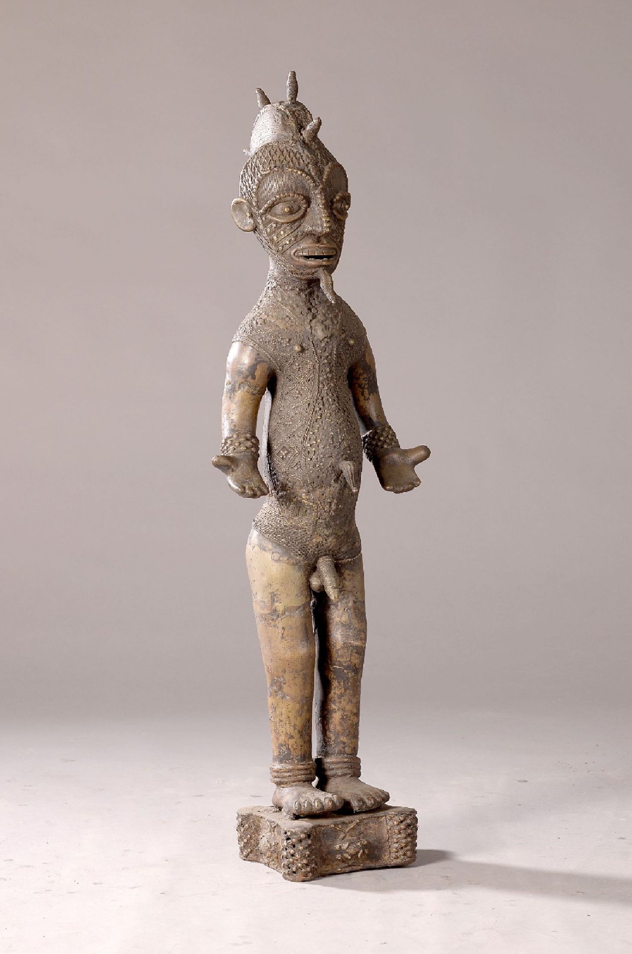 Stehende männliche Figur, nach altem Vorbild, wohl Benin,