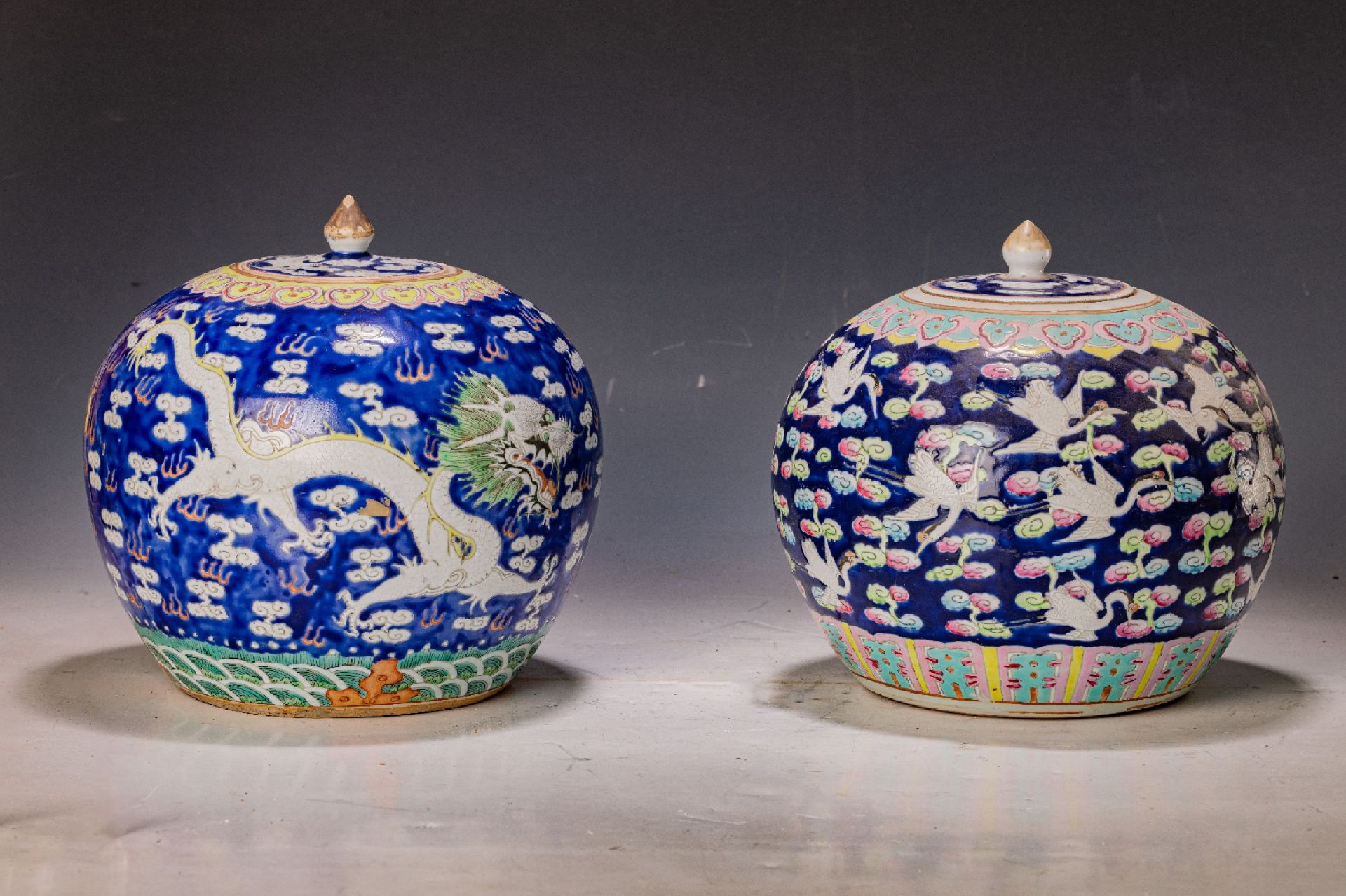 Zwei Vorratsgefäße, China, um 1880/90,  Porzellan, reich