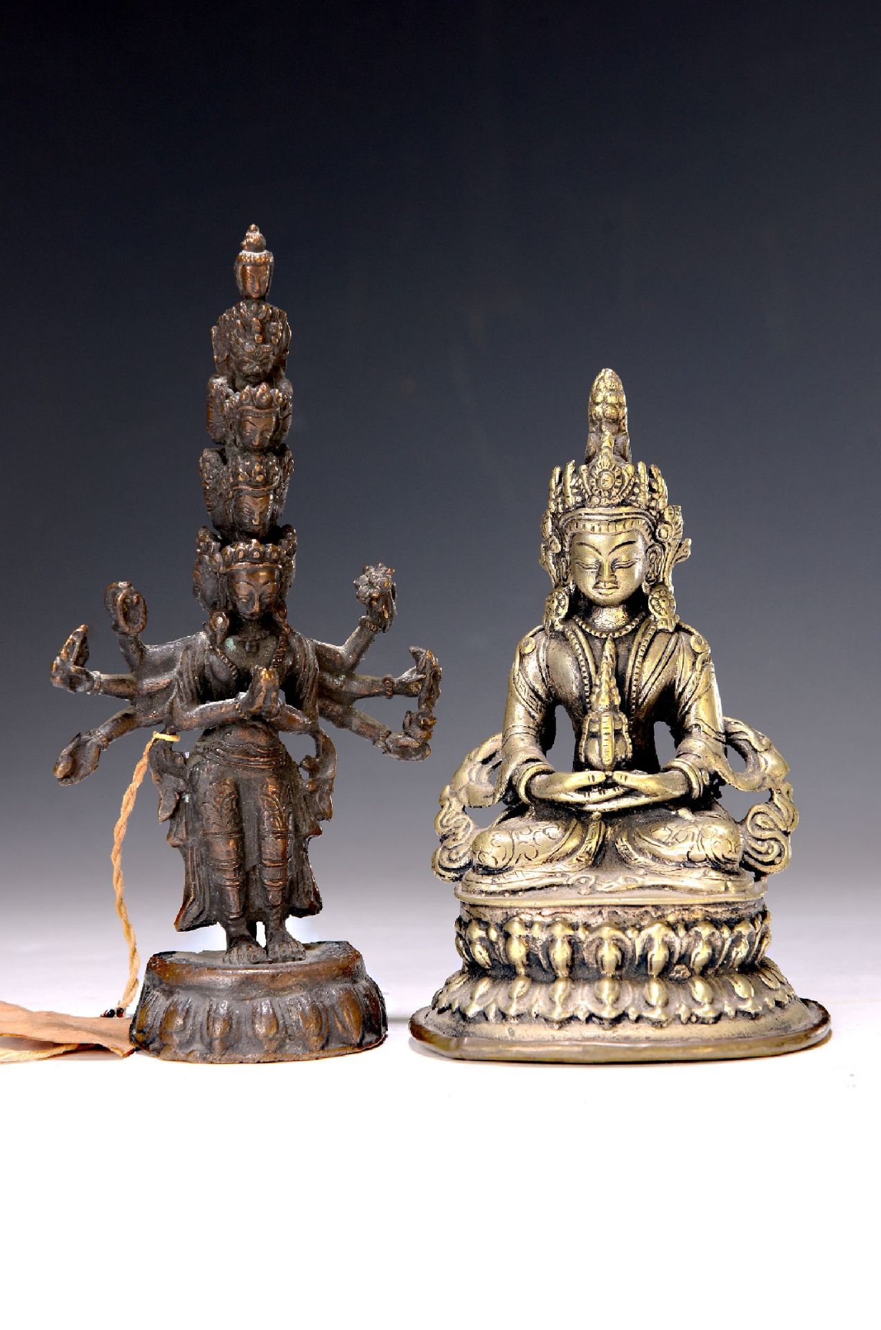 Zwei Buddhas, Tibet, 19. Jh.,  Bronze Avalokiteshvara, mit