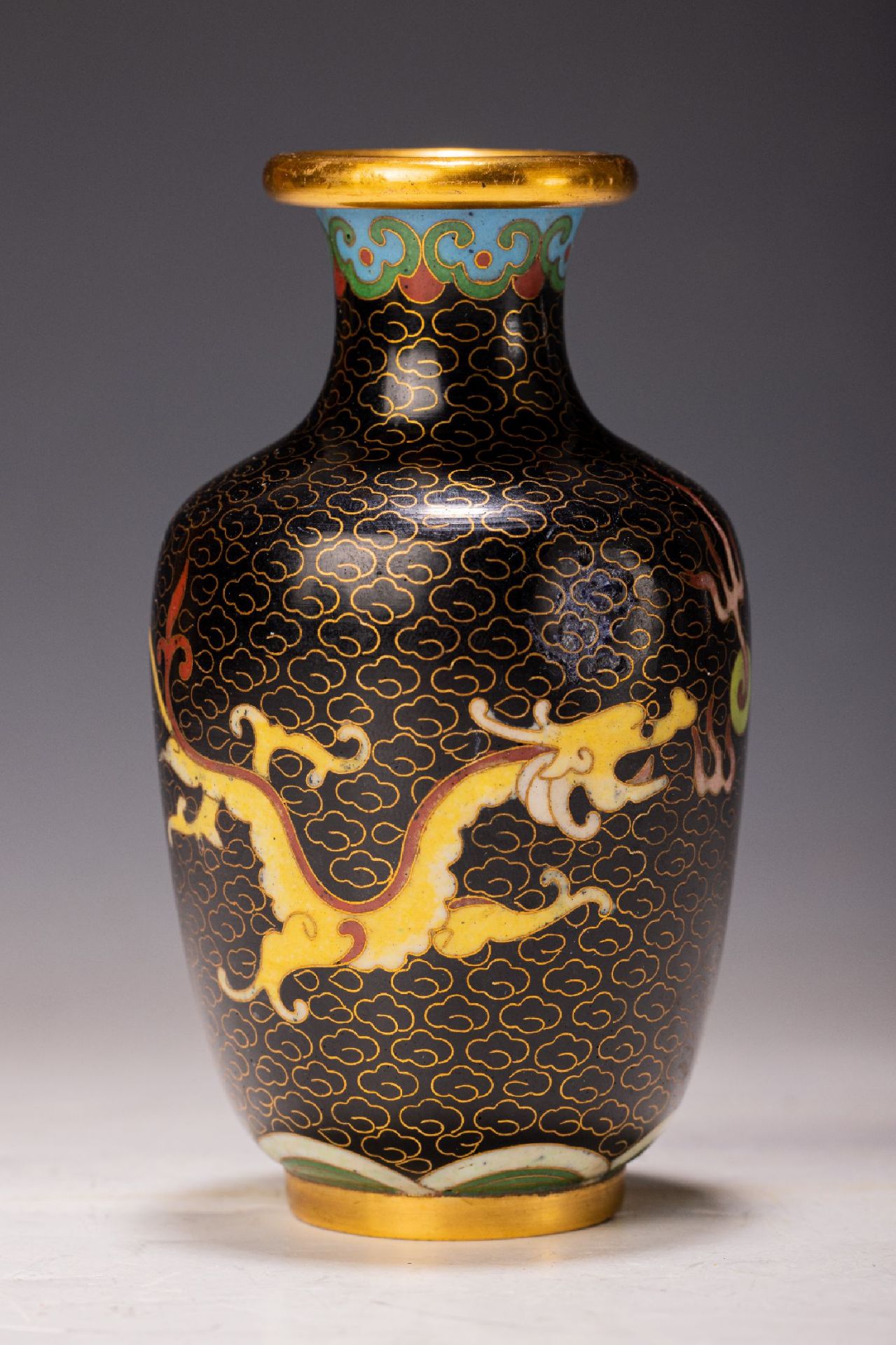Kleine Cloisonné-Vase, China, 20.Jh.,  schwarzer Fond mit