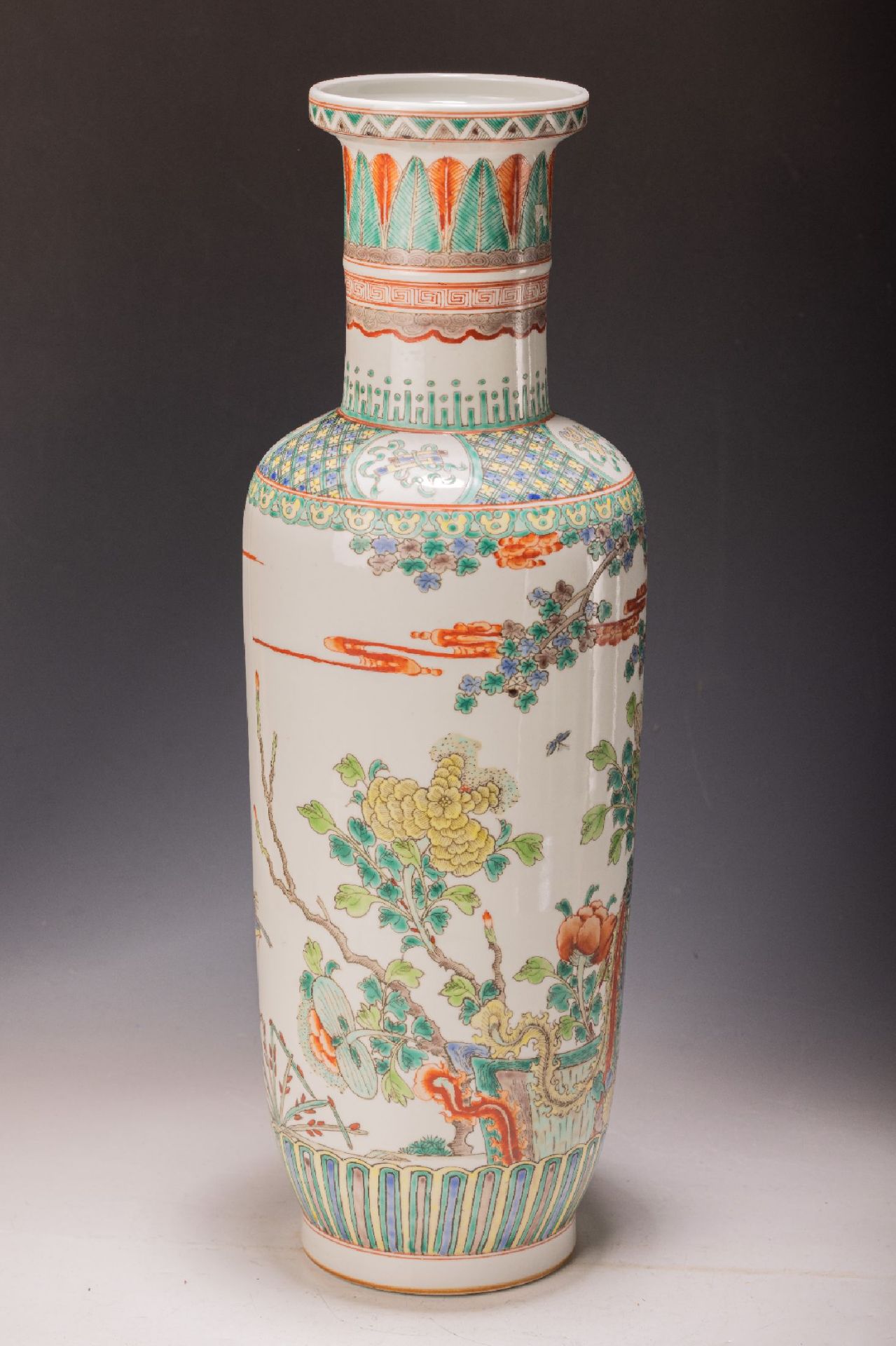 Vase, China, Mitte 20.Jh.,  Porzellan, polychrome