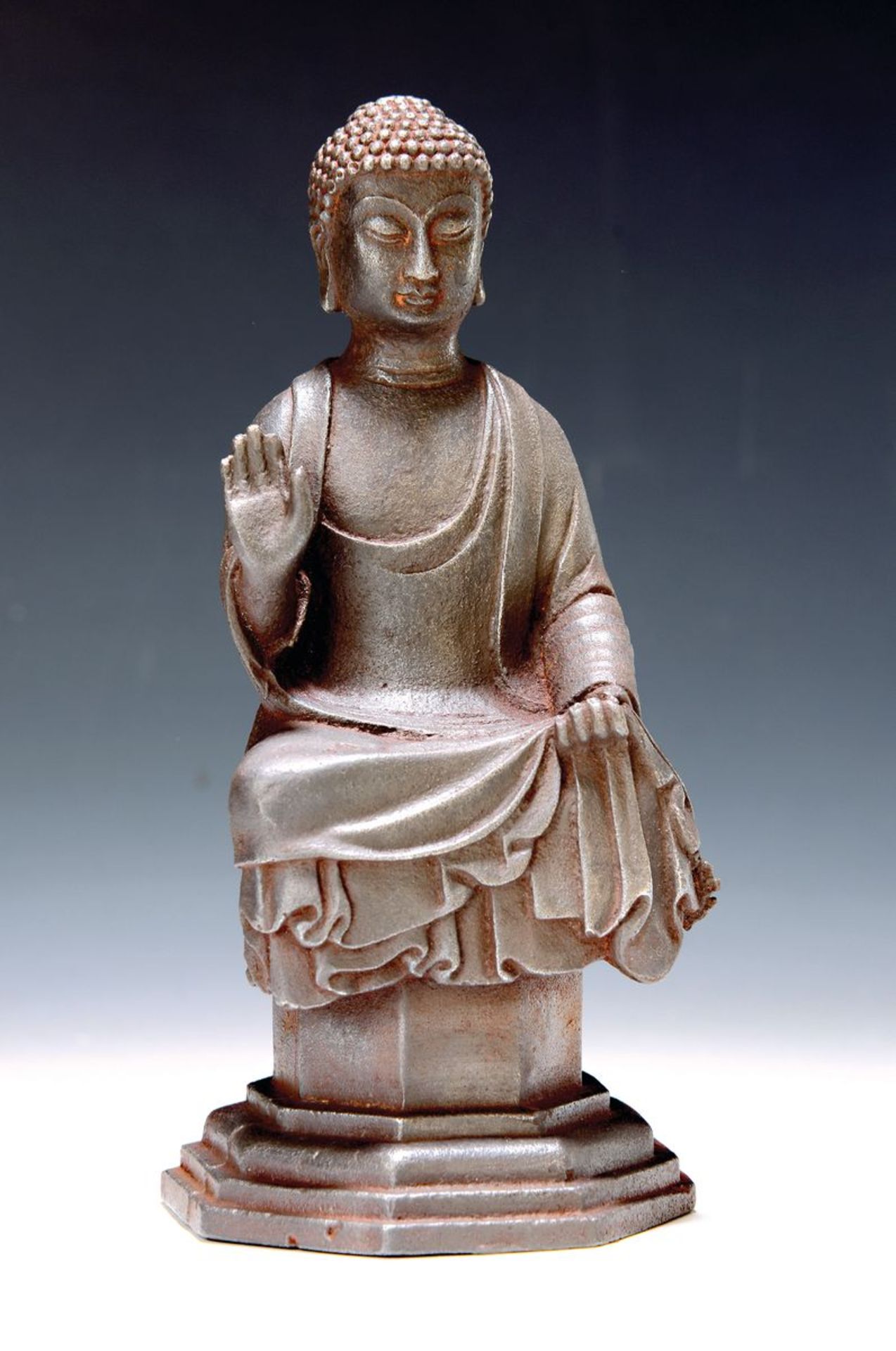 Buddha, China, Ming-Dynastie, 17. Jh.,  Eisenguß, auf