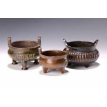 Drei Weihrauch-Gefäße, China, 19. Jh., Bronze, patiniert,