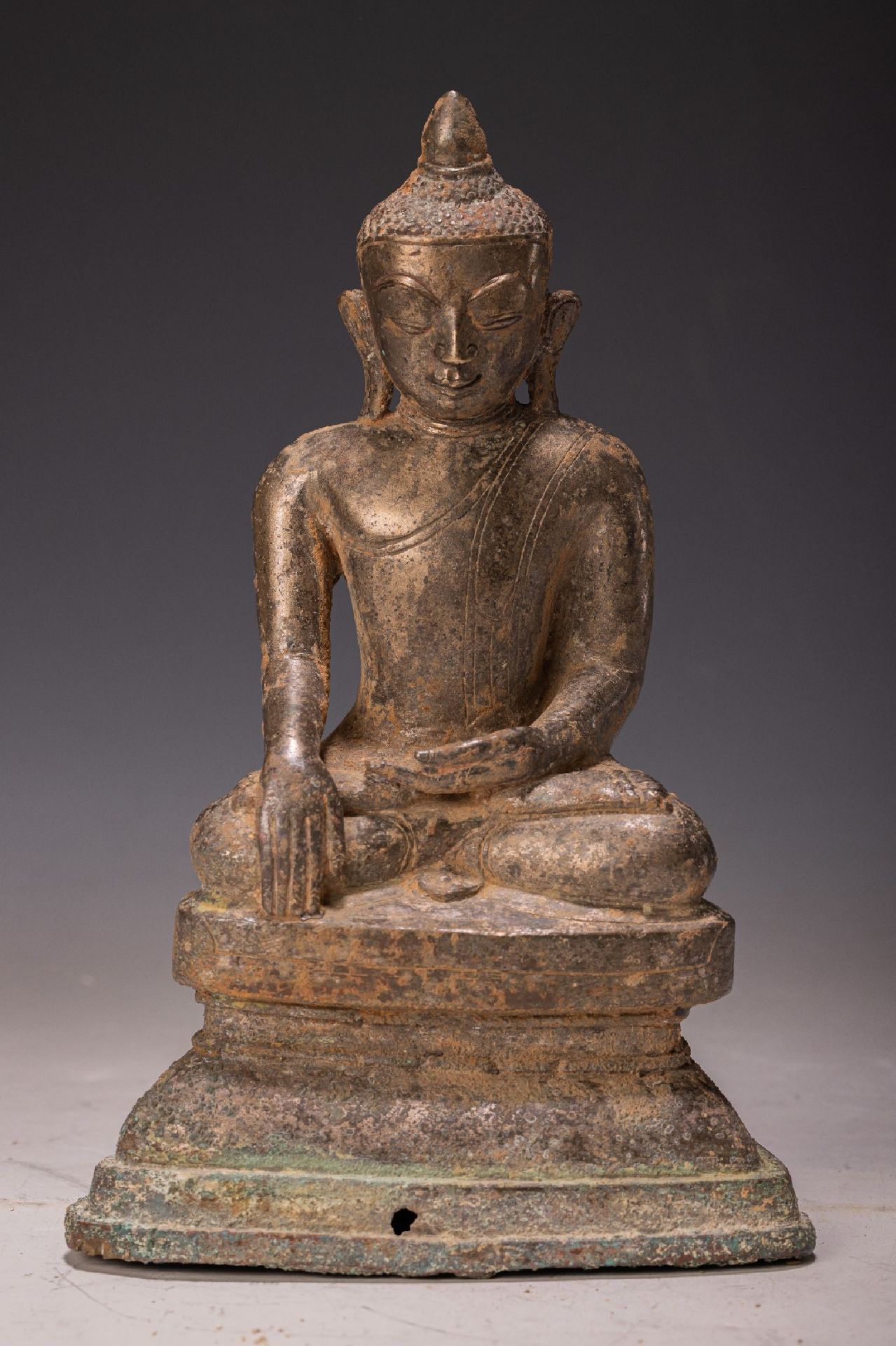 Sitzender Buddha, Burma, 17./18. Jh.,  Bronze mit hohem
