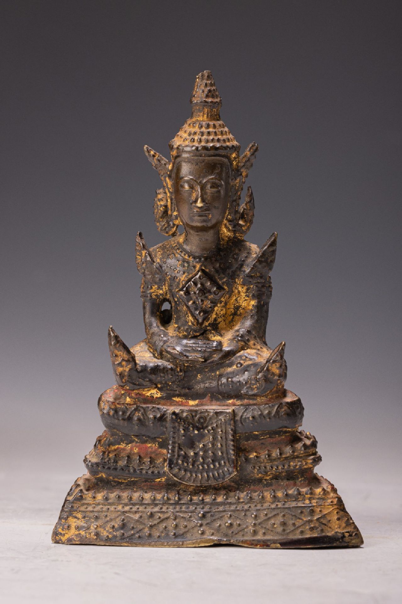 Paryankasana-Buddha, Thailand, um 1850, Bronze mit Resten