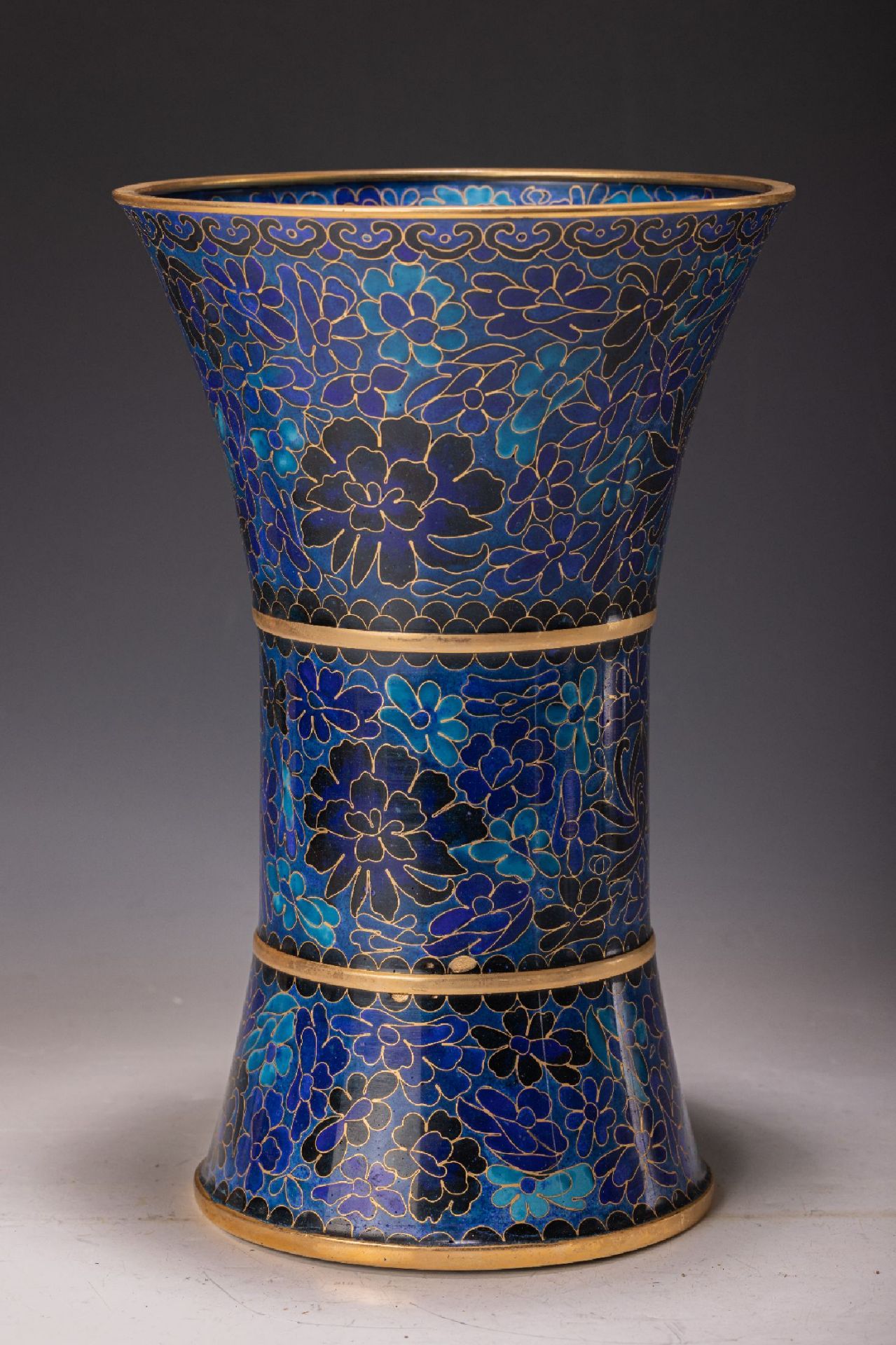 Cloisonné-Vase, China, wohl Jingfa, 20.Jh., stilisierter