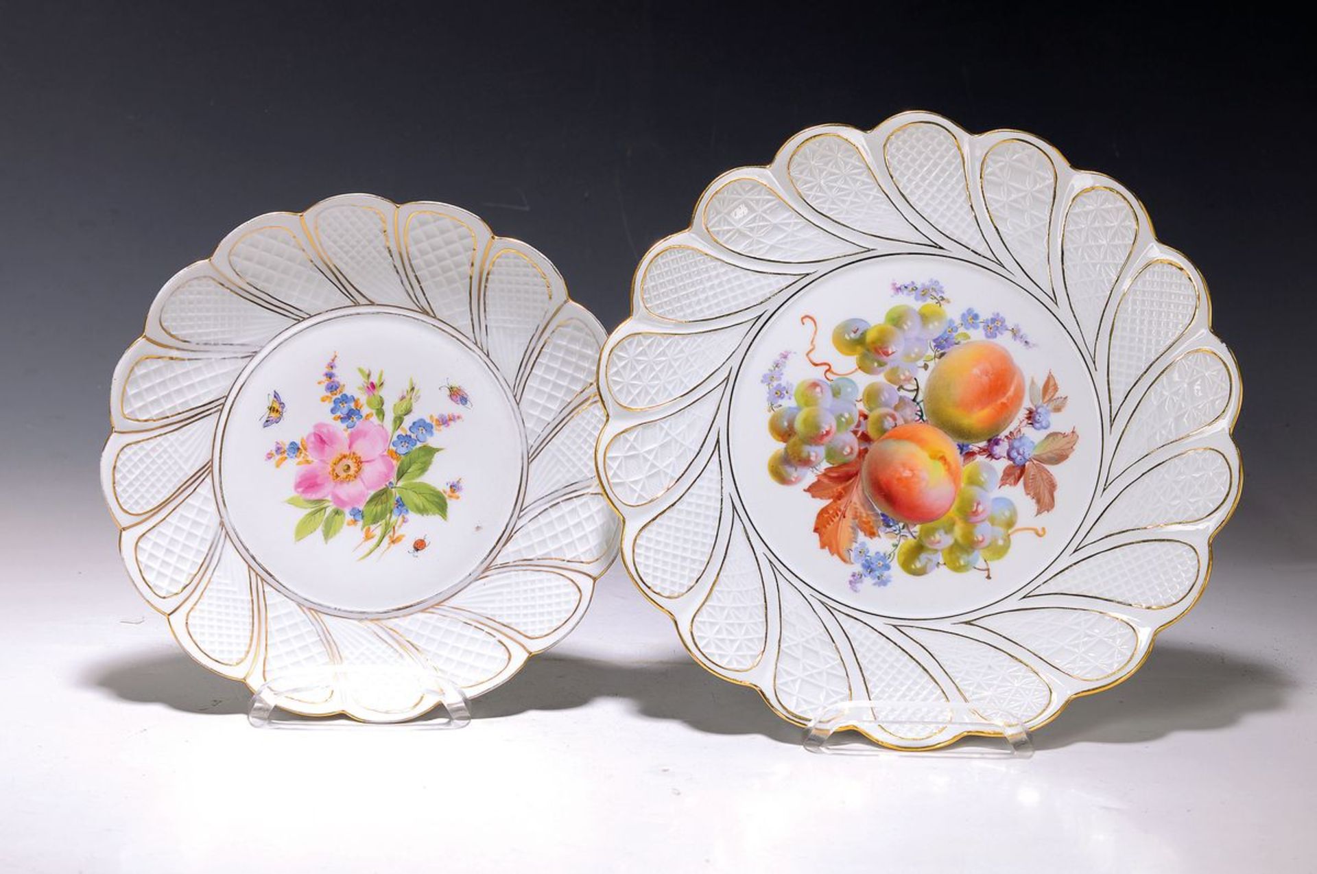 Zwei Teller, Meissen, um 1860-80, 2. Wahl,  1. mittig mit