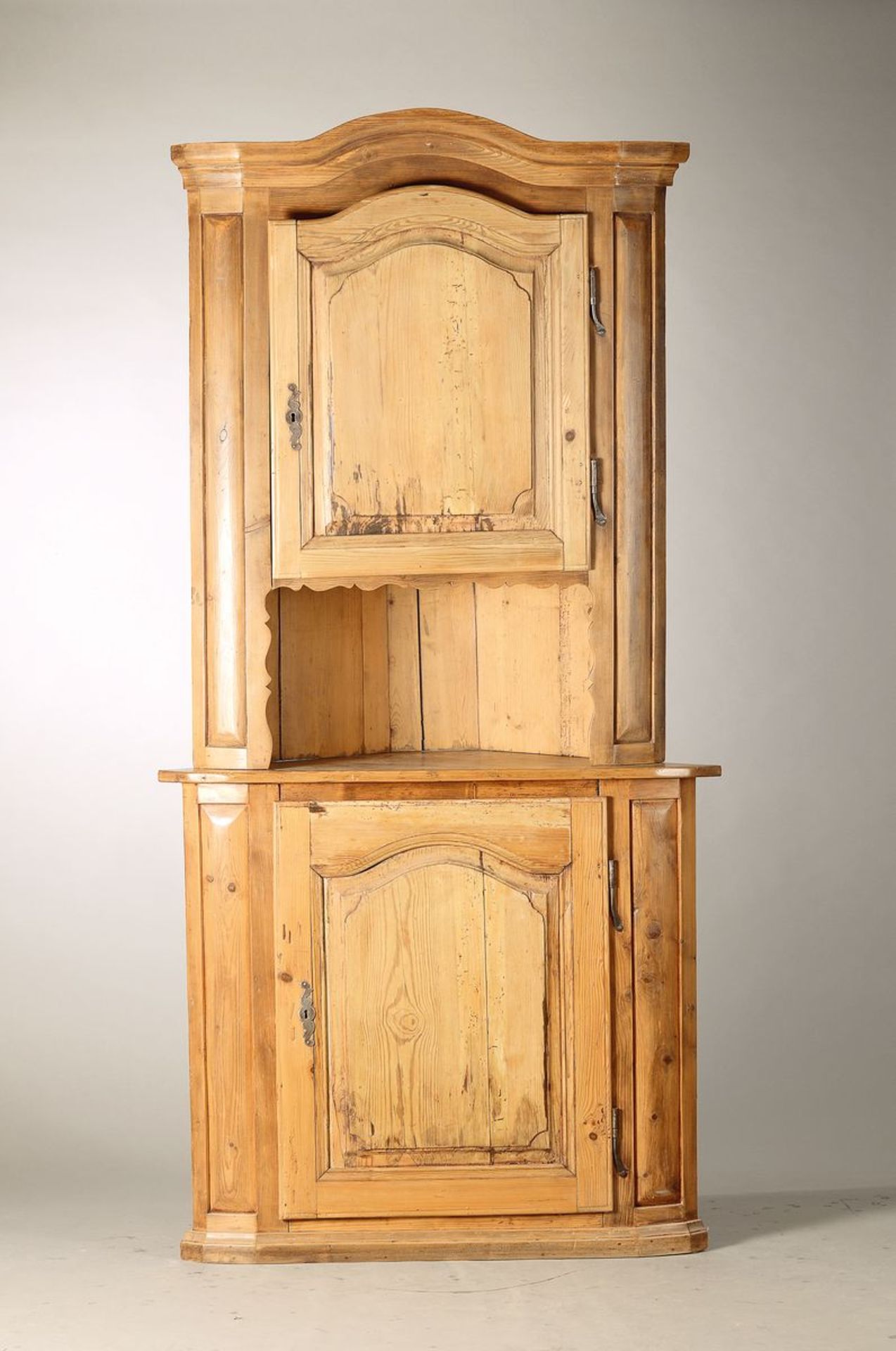 Barock-Eckschrank, süddeutsch, 18.Jh., Weichholz massiv,