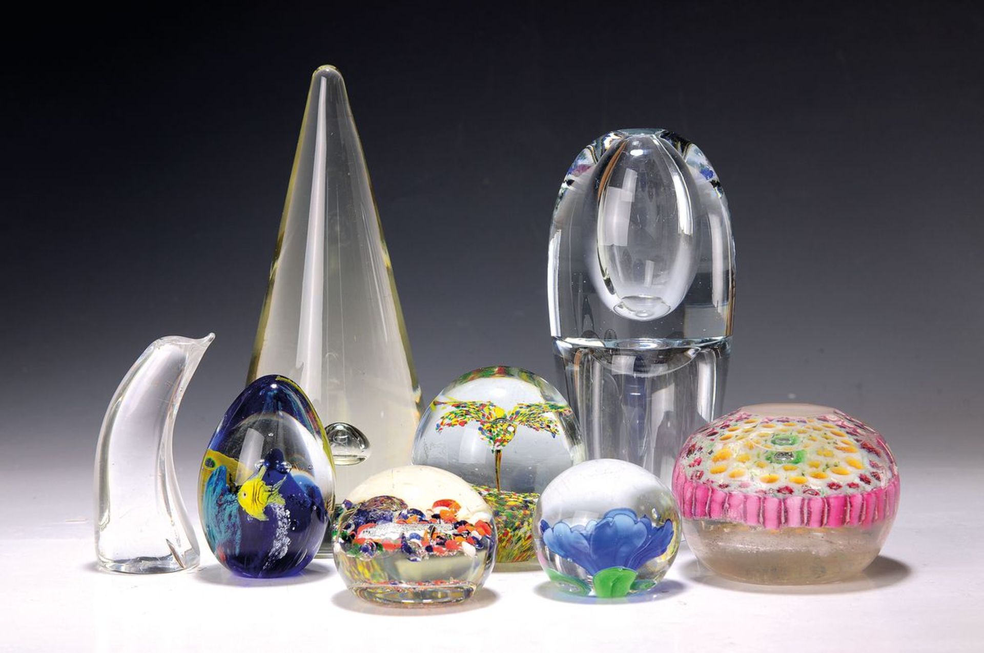 Lot aus 7 Paperweights/Künstlerglas u. kl. Figur, 20.Jh.,