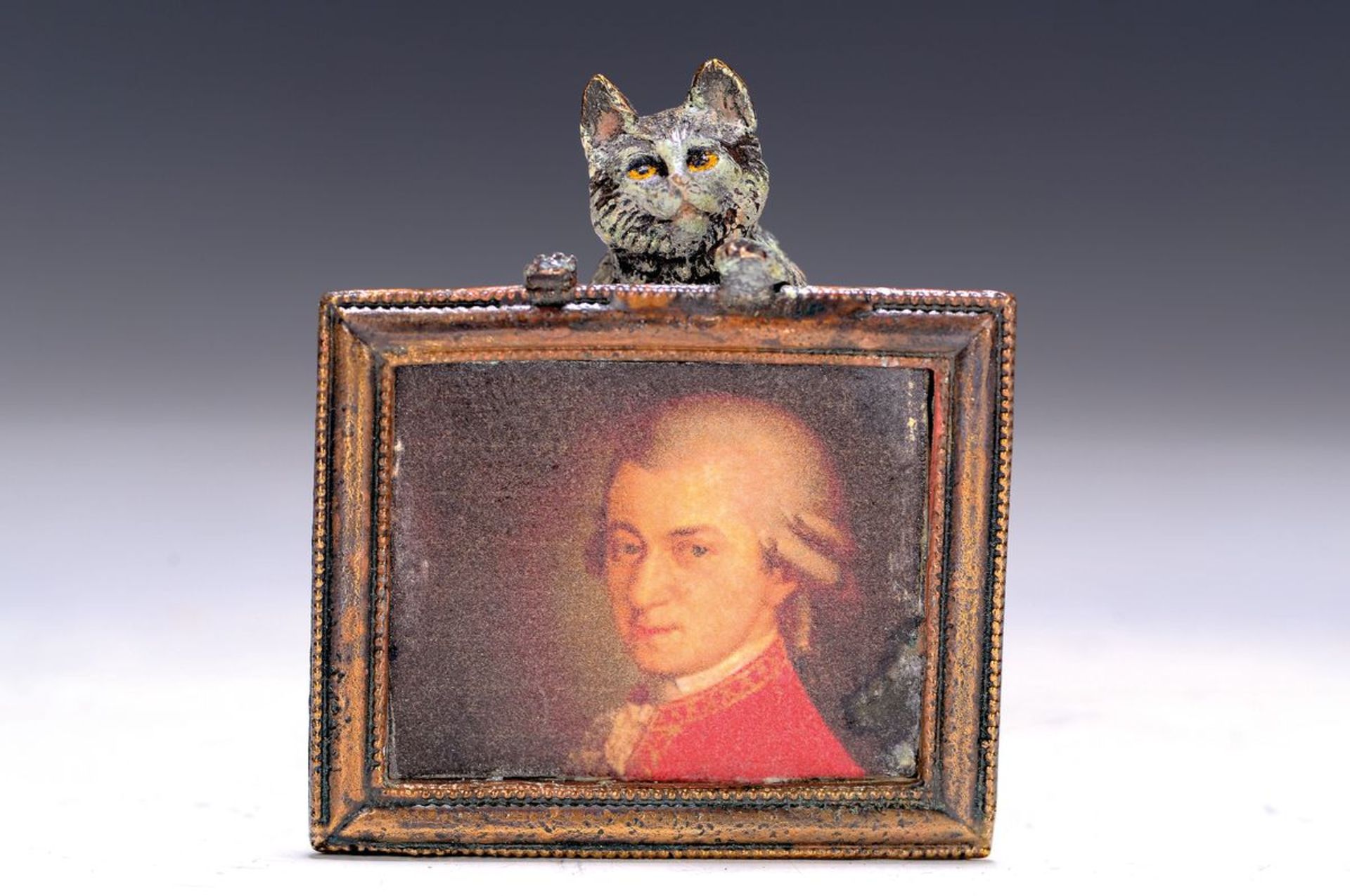 Wiener Bronze, 2.H.20.Jh., Katze mit Bild von Mozart,