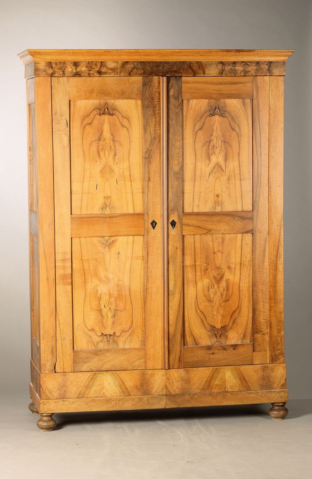 Kleiderschrank, Biedermeier, um 1830 Nussbaum massiv,