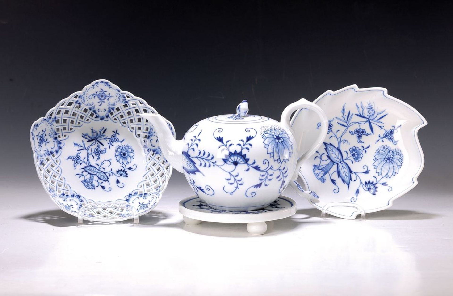 Vier Teile Porzellan, Meissen, blaues Zwiebelmuster,