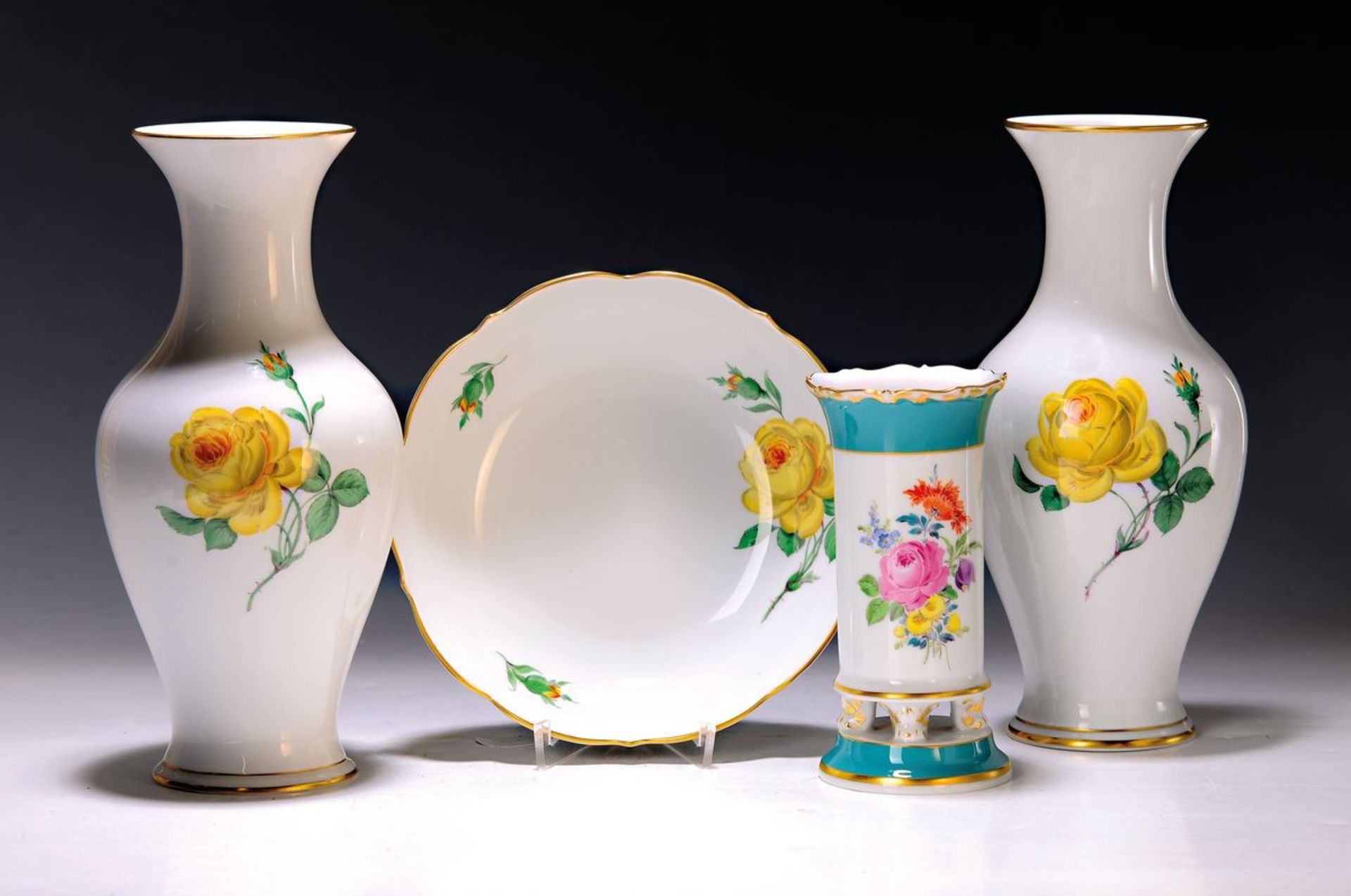 Drei Vasen und eine Schale, Meissen, 20. Jh.:  Gelbe Rose: