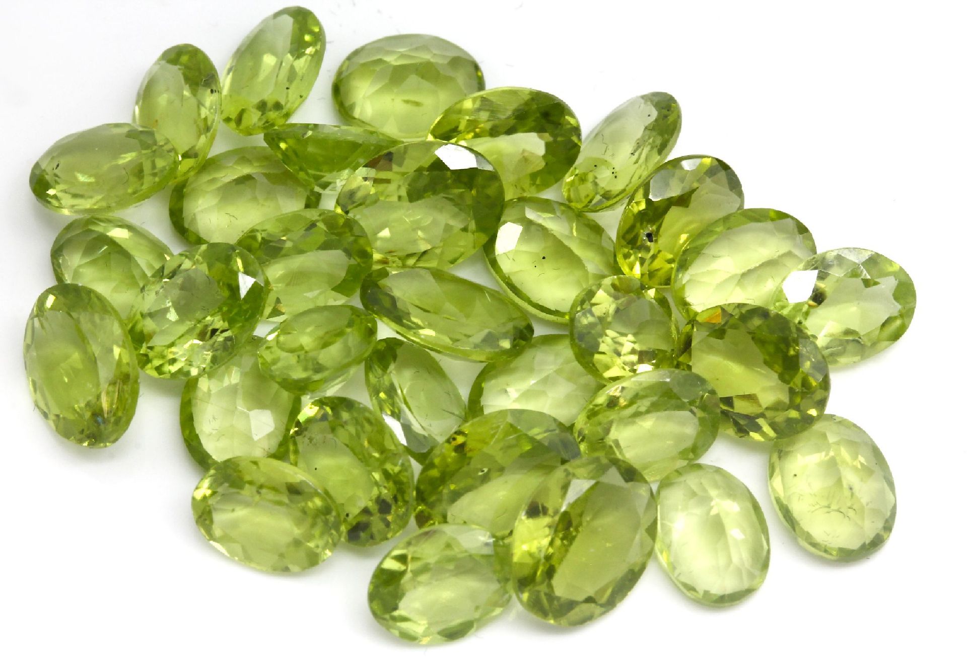 Lot 32 lose Peridots zus. ca. 38.98 ct,   ovalfacett.