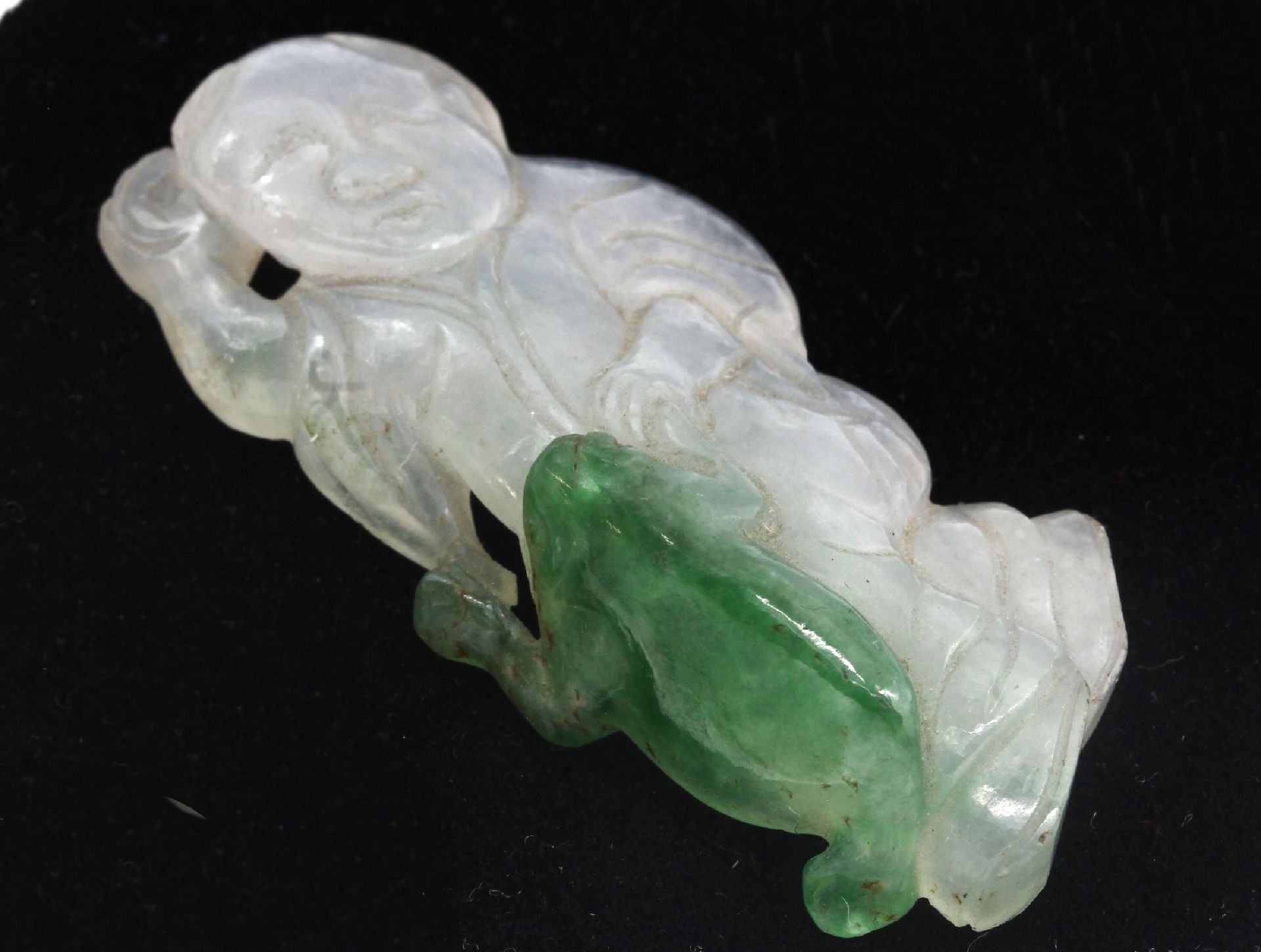 Jade-Figur ca. 90 ct,   geschnitten, Darstellung eines - Bild 2 aus 2