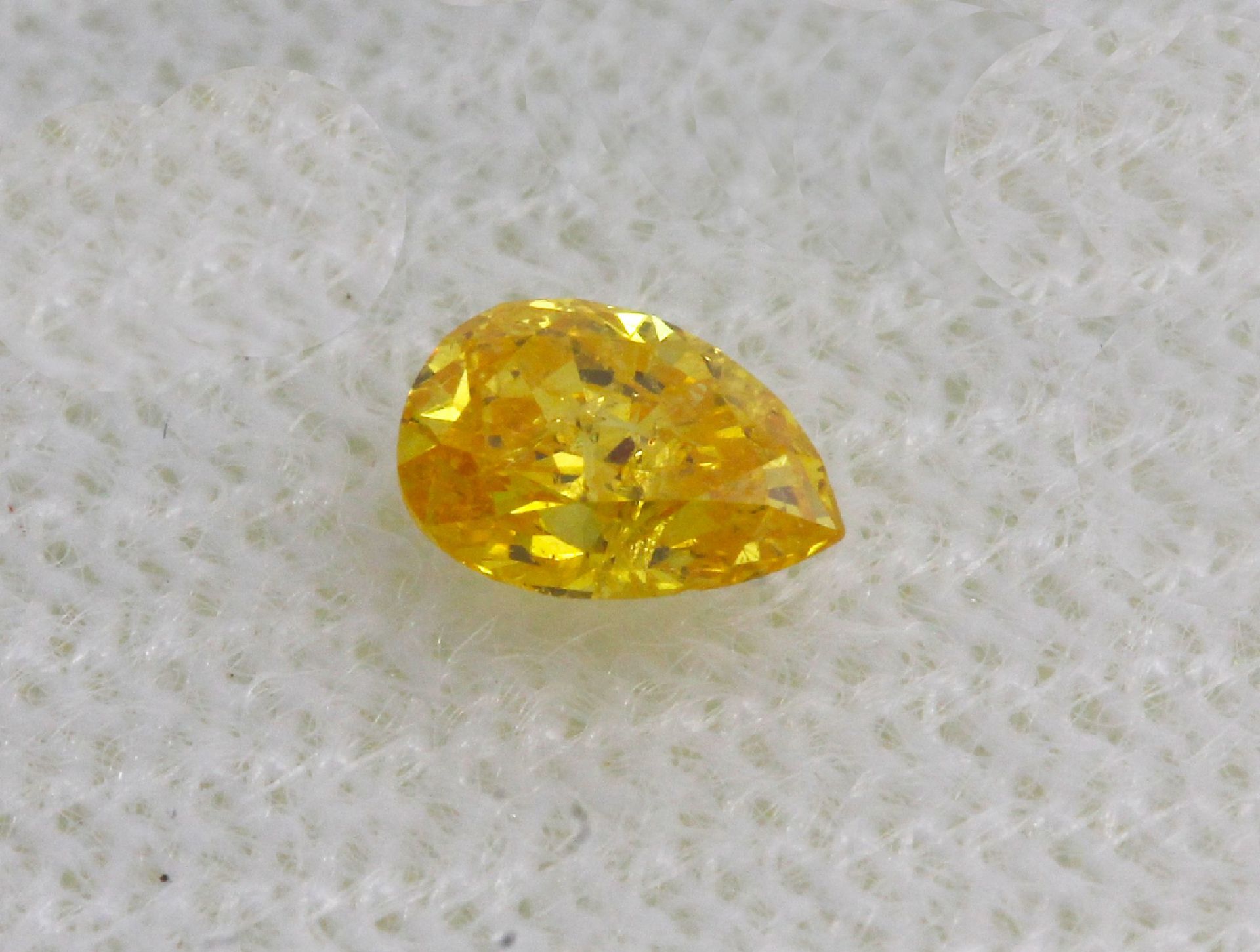 Loser Diamanttropfen, 0.23 ct,   Fancy Vivid Yellow/p1 mit - Bild 2 aus 2