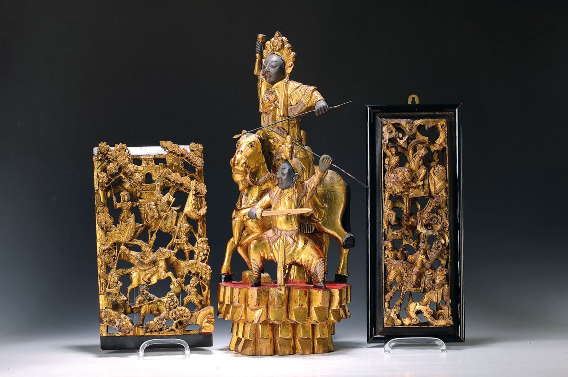 Skulptur und drei Holzkassetten, China, um 1900,