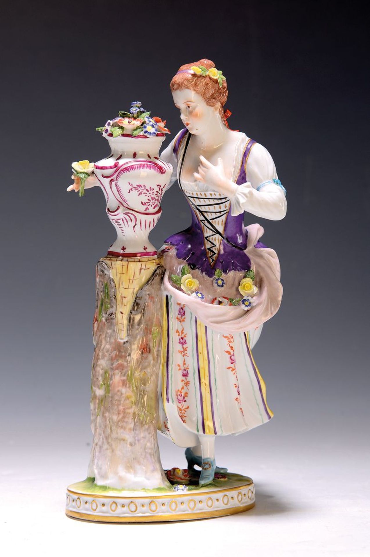 Porzellanfigur, Thüringen, um 1900, Dame mit Blumenkorb