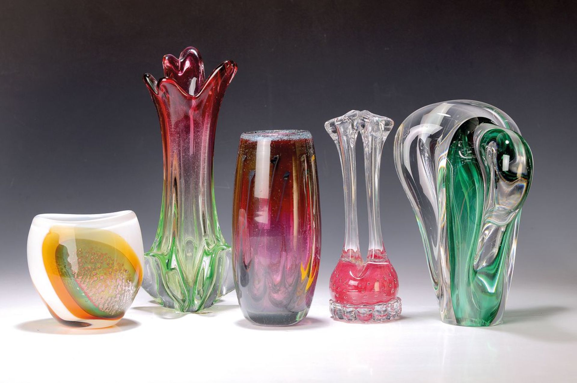 Vier Vasen und ein Glasobjekt, 2.H.20.Jh., grosses
