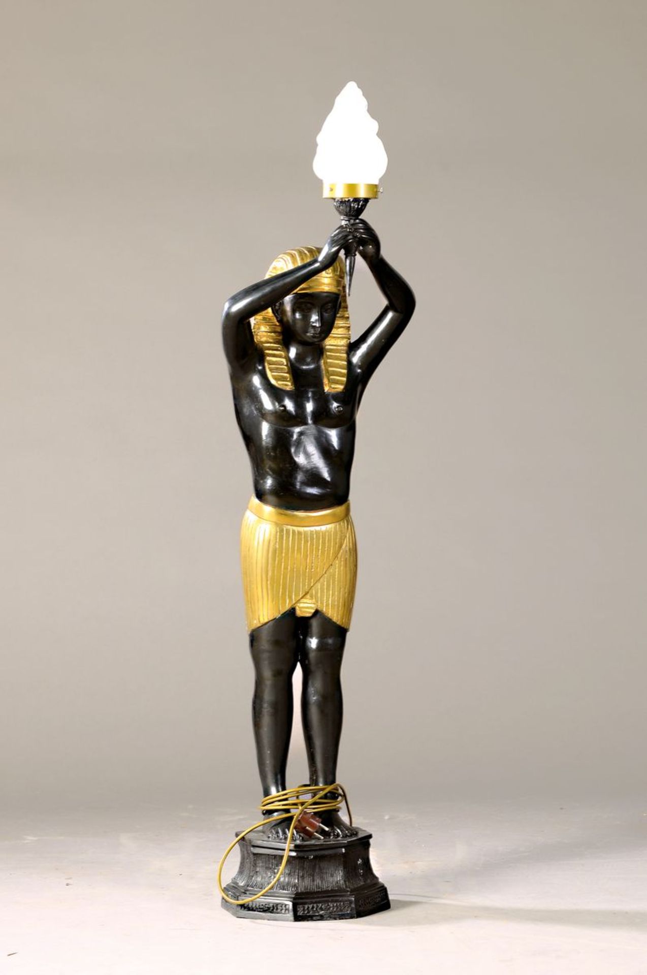 Stehlampe in Form eines ägyptischen Fackelträgers,