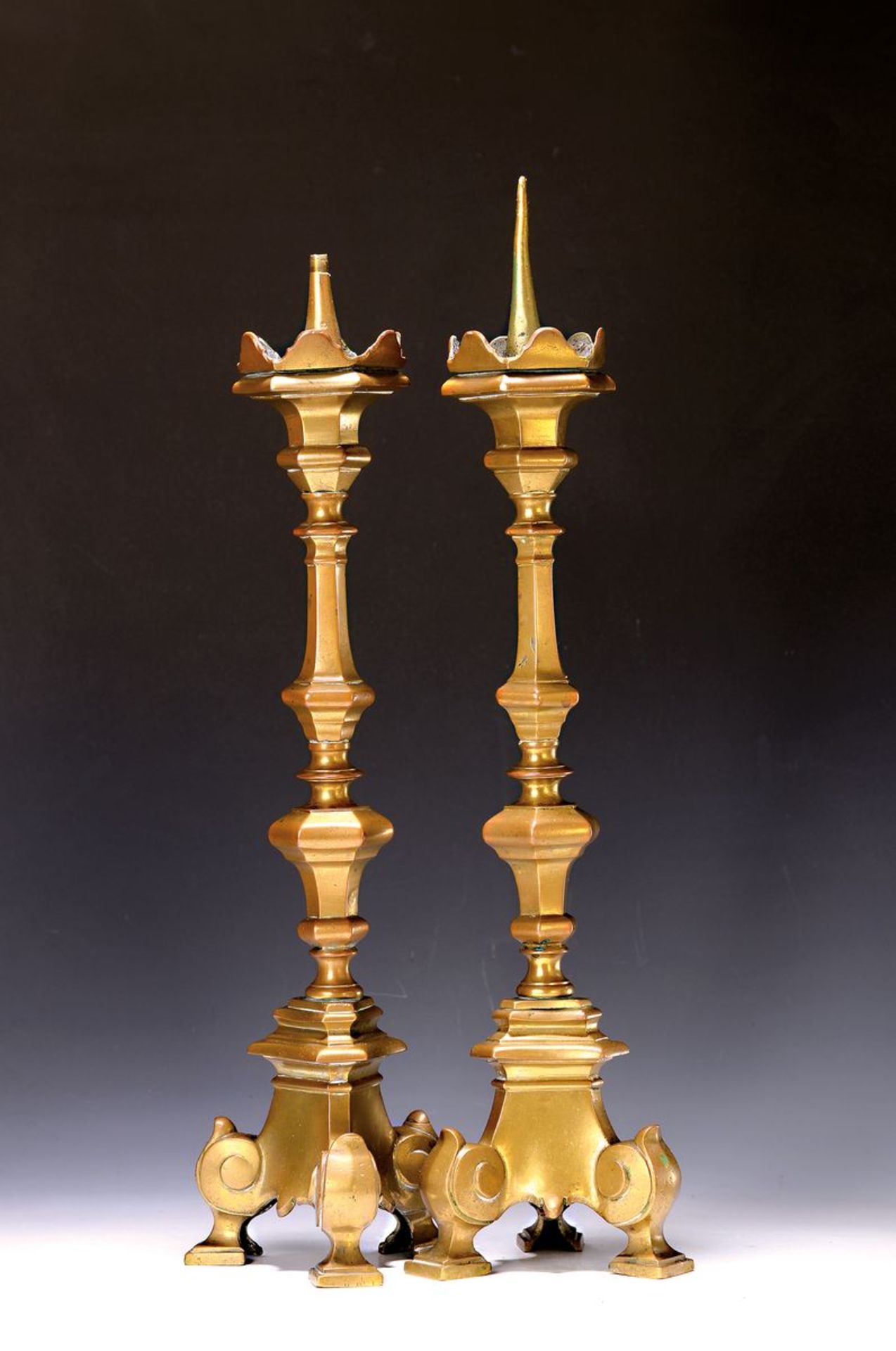 Paar Kerzenleuchter, Frankreich, 18. Jh., Bronze, ein