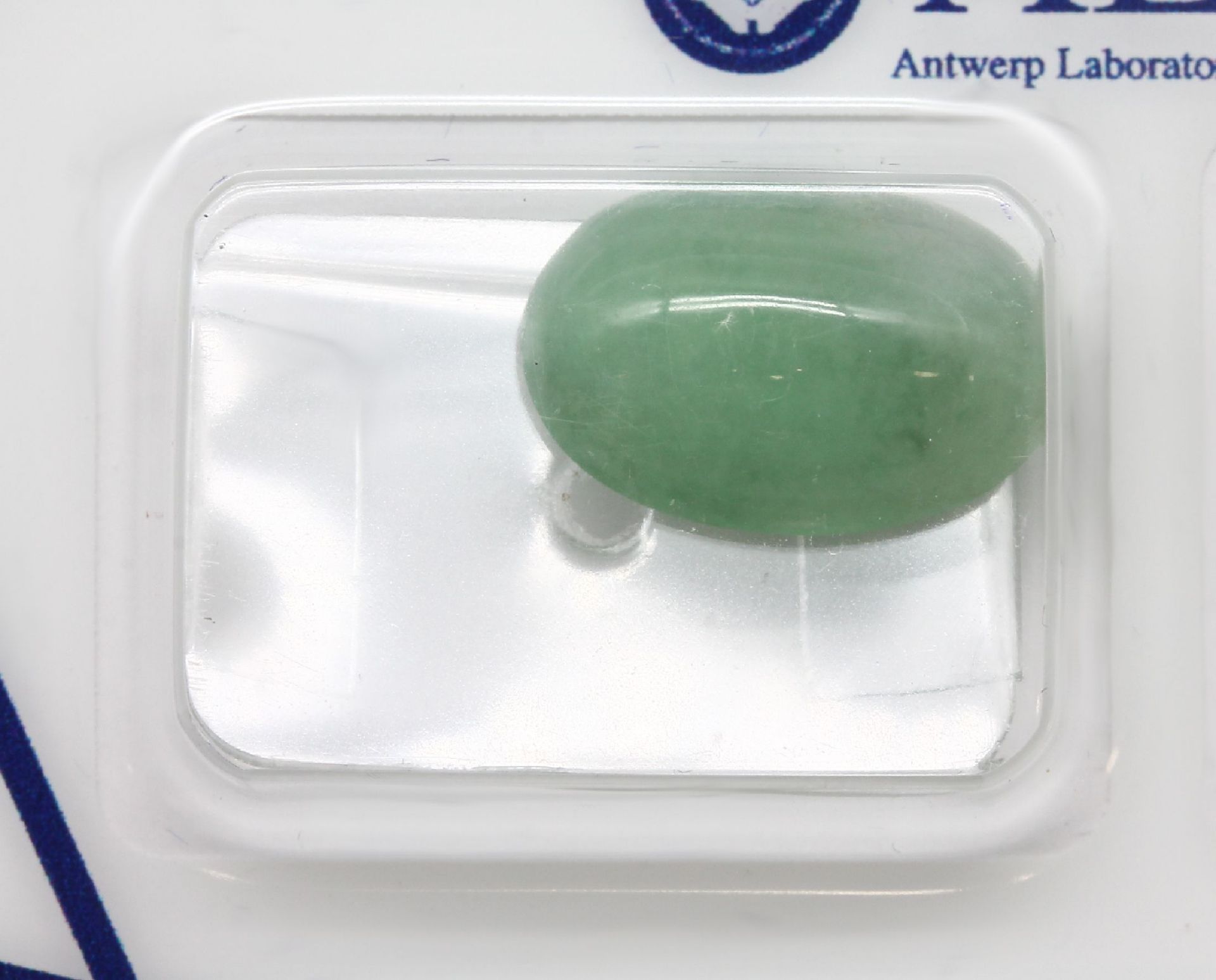 Konvolut 3 Jade-Cabochons: 1 x oval, 3.12 ct, deep - Bild 2 aus 3