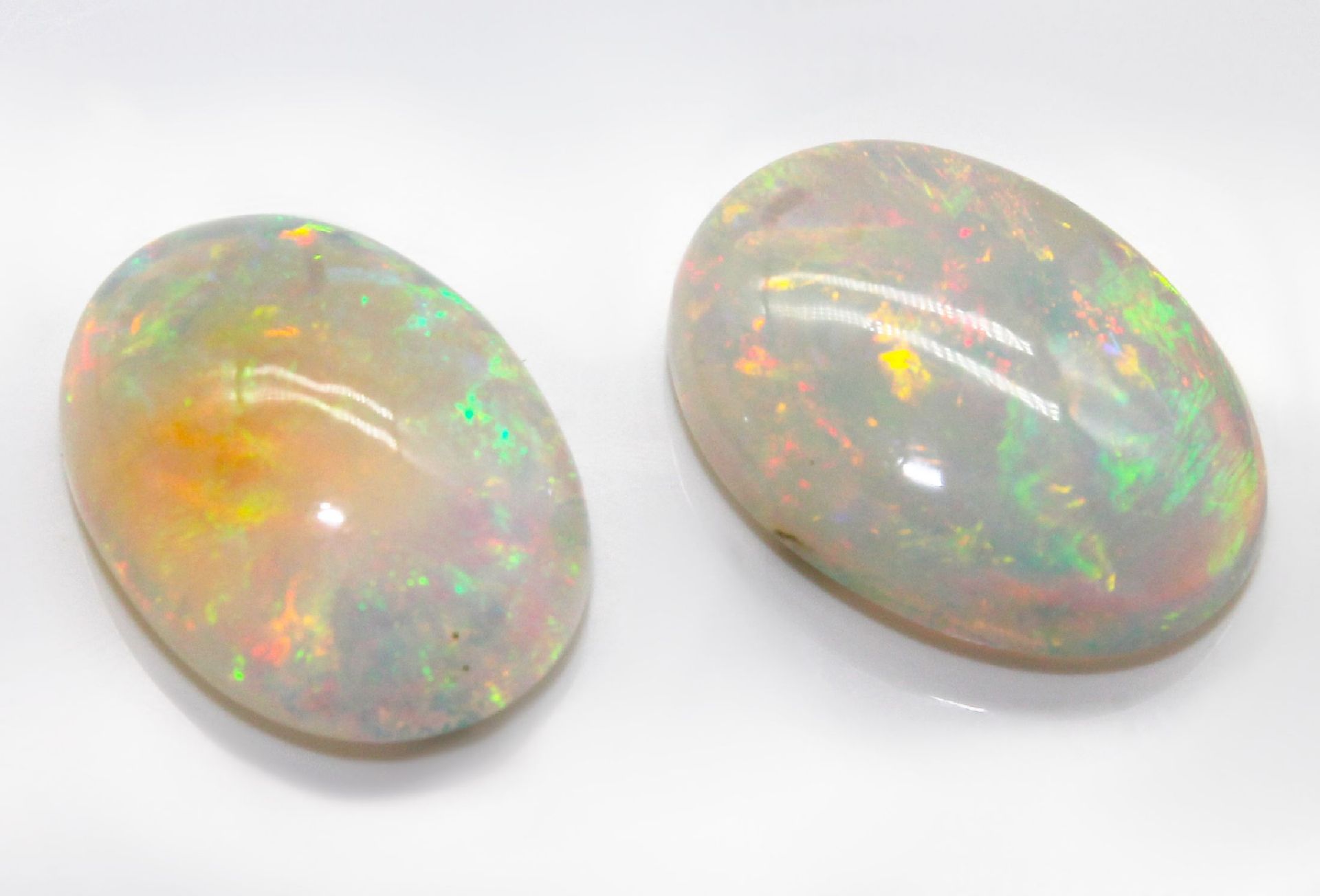 Konvolut 2 Opal Cabochons, 1 x ca. 14.26 ct, crystal