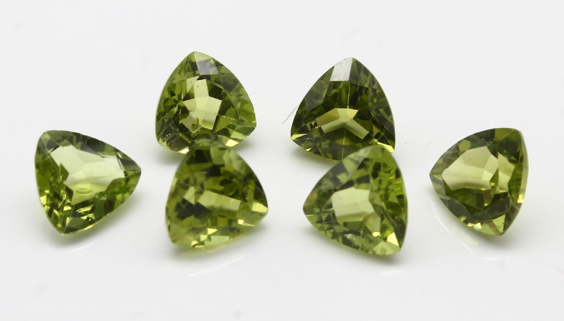 Lot 6 lose Peridots,   ca. 12.4 ct, facett. Triangeln