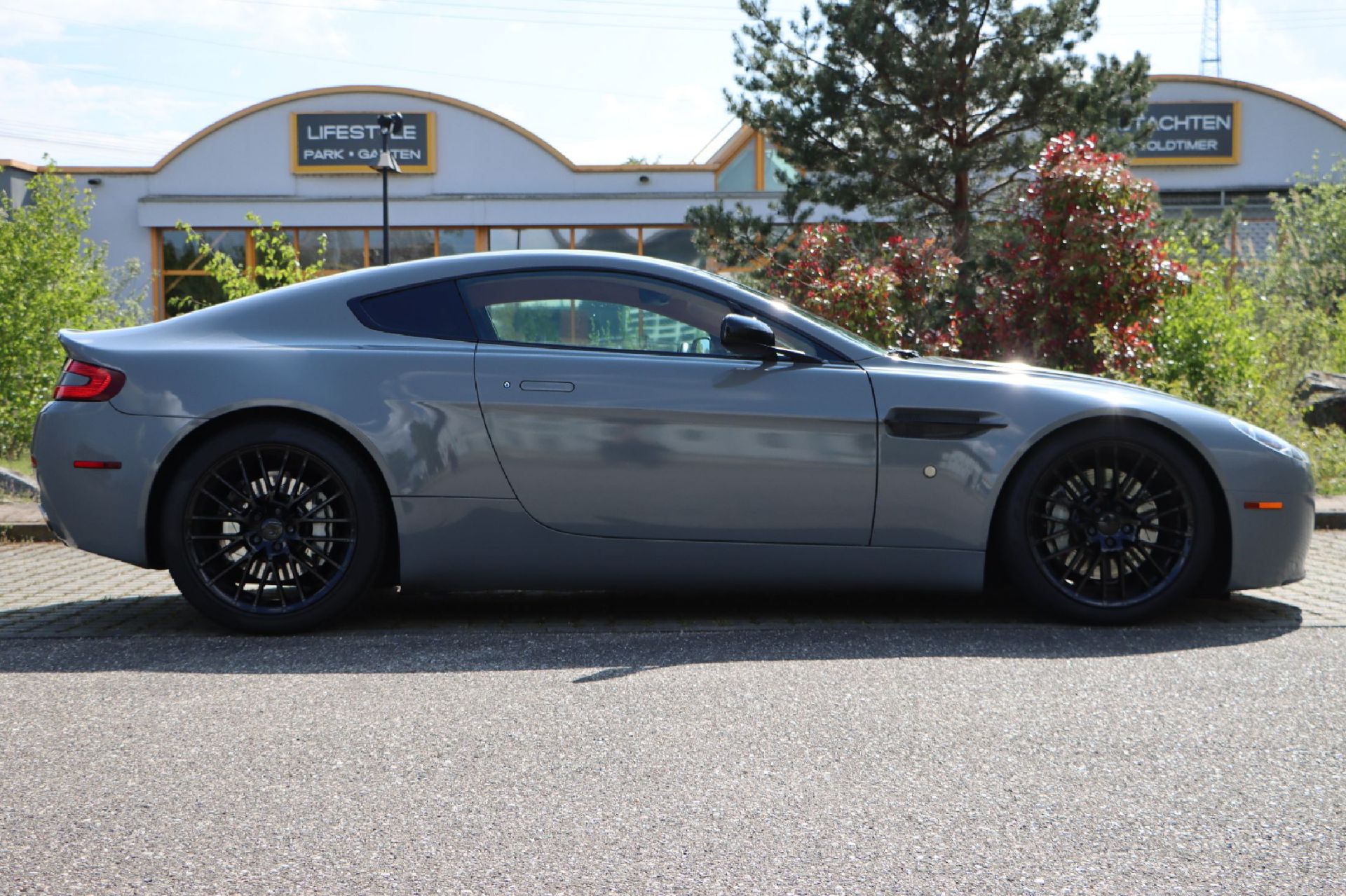 Aston Martin V8 Vantage Coupé,  Fahrgestellnummer: - Bild 2 aus 8