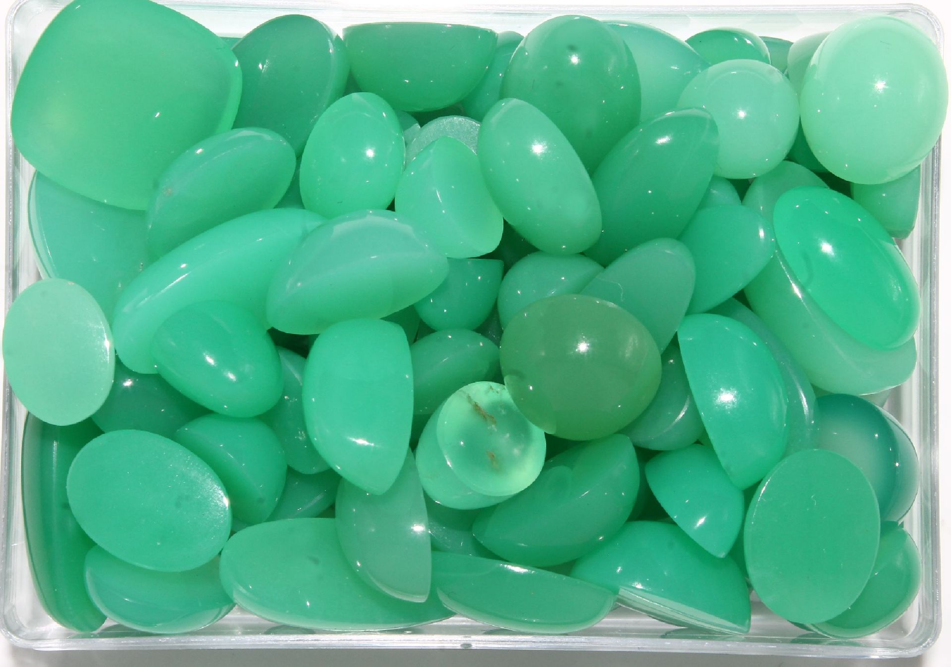 Lot lose Chrysoprase, zus. ca. 827.39 ct, Cabochons in - Bild 2 aus 2