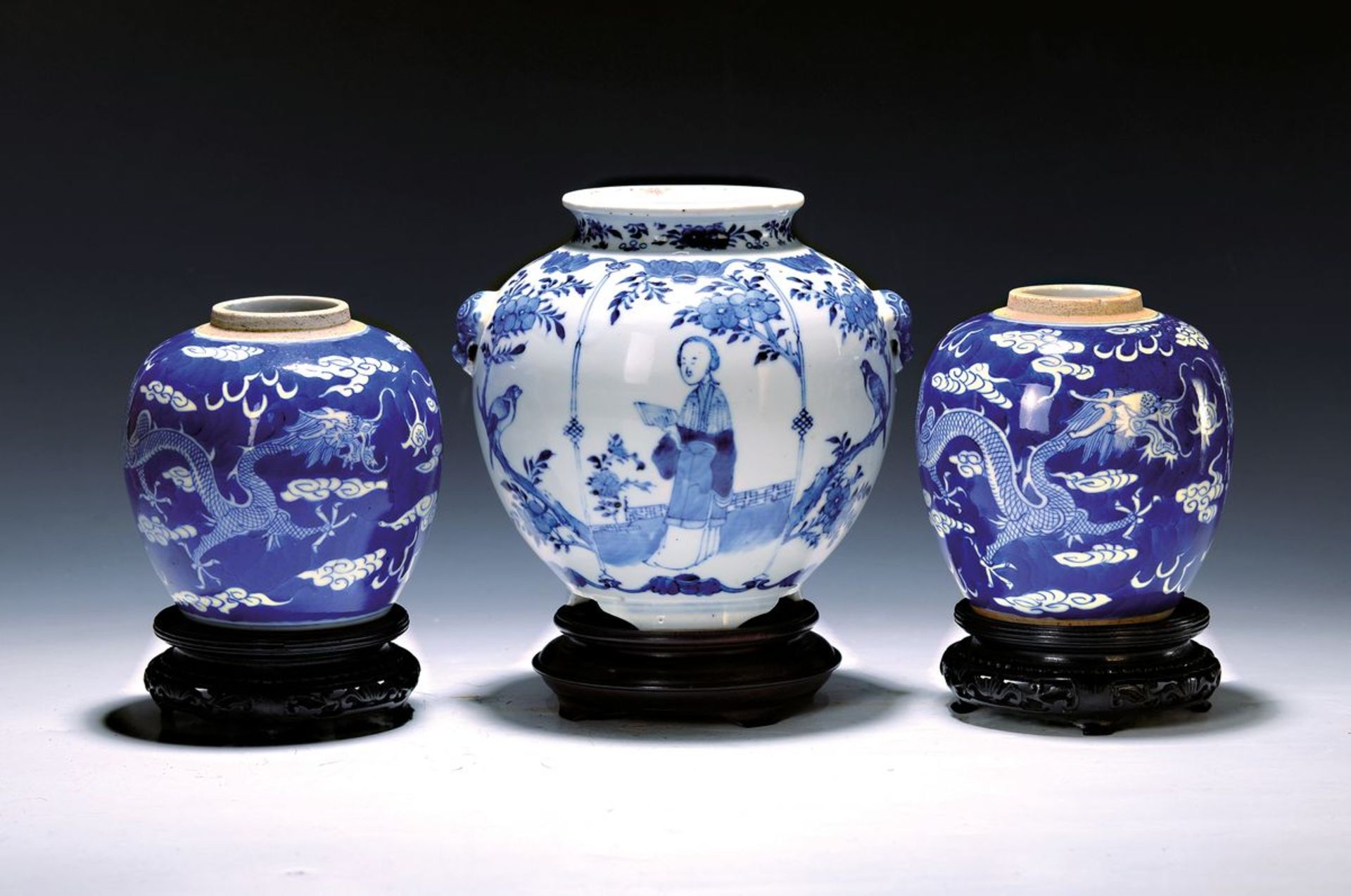 Drei Vasen, China, um 1900, 1. Vasenpaar mit Kangxi