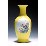 Vase, China, Anfang 20. Jh., Porzellan, gelber Grund mit