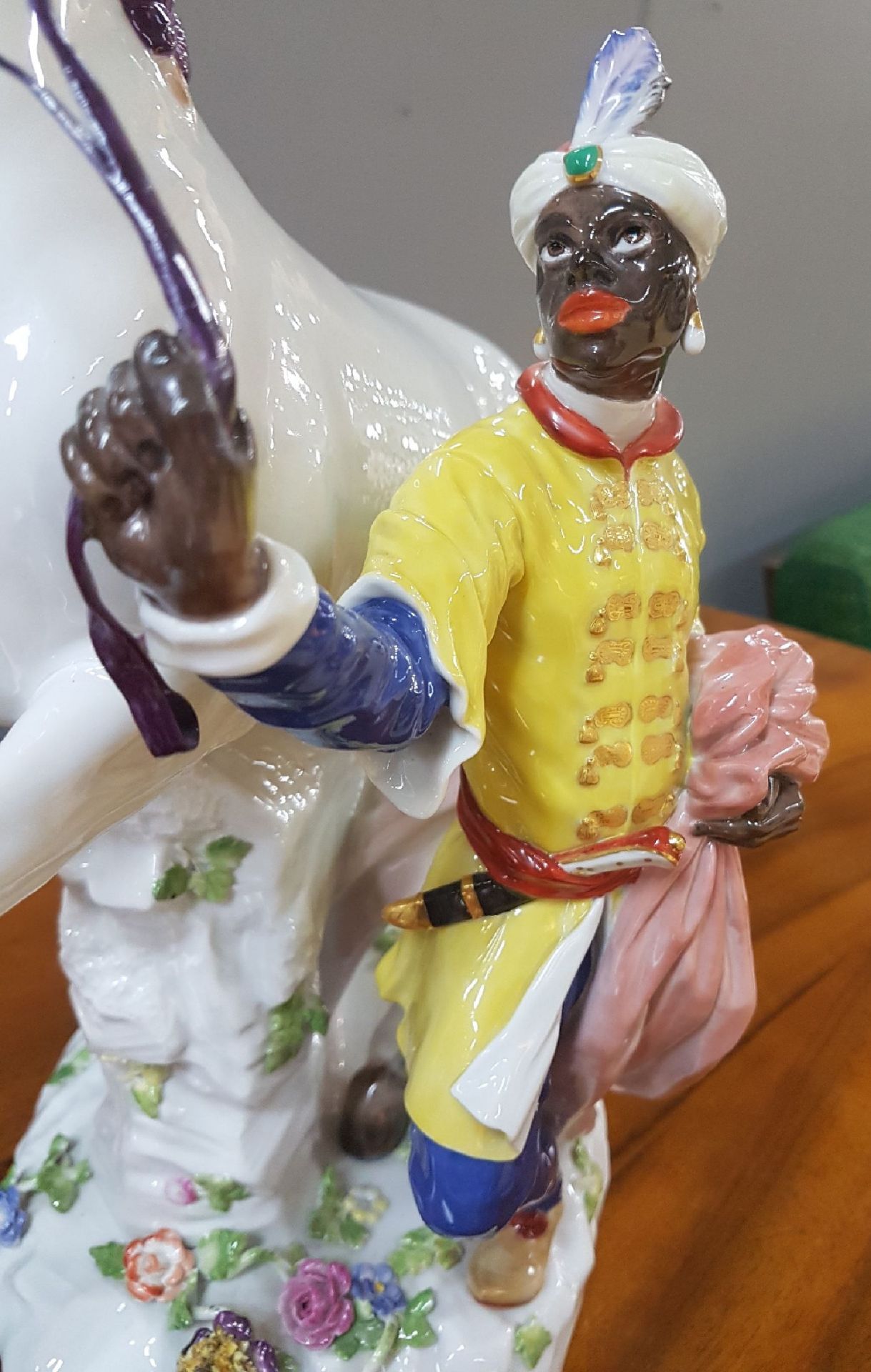 Außergewöhnlich große Porzellanfigur, Meissen, Mitte 20. - Image 17 of 25