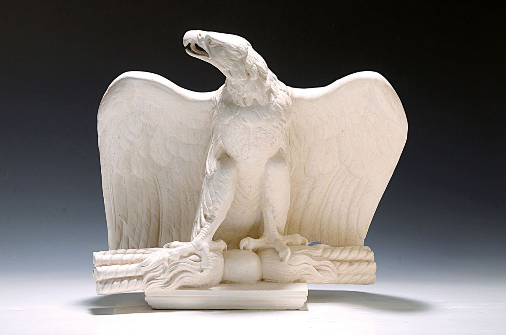 Skulptur eines Adlers auf Rutenbündel, wohl Frankreich, 2.