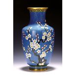 Zwei Cloisonne-Vasen, China, 20. Jh., blaugrundig mit